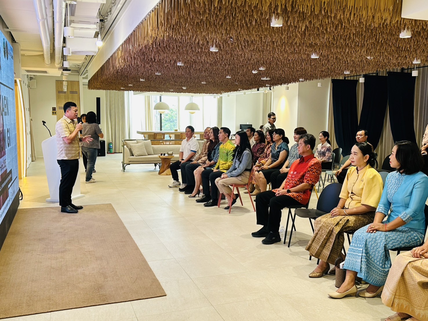 พช.ขอนแก่น : ร่วมงาน “Khonkaen Premium GI” ตอนที่ 2 ไหมมัดหมี่ GI ขอนแก่น ณ Glowfish Khon Kaen ชั้น G Khon Kaen Innovation Centre