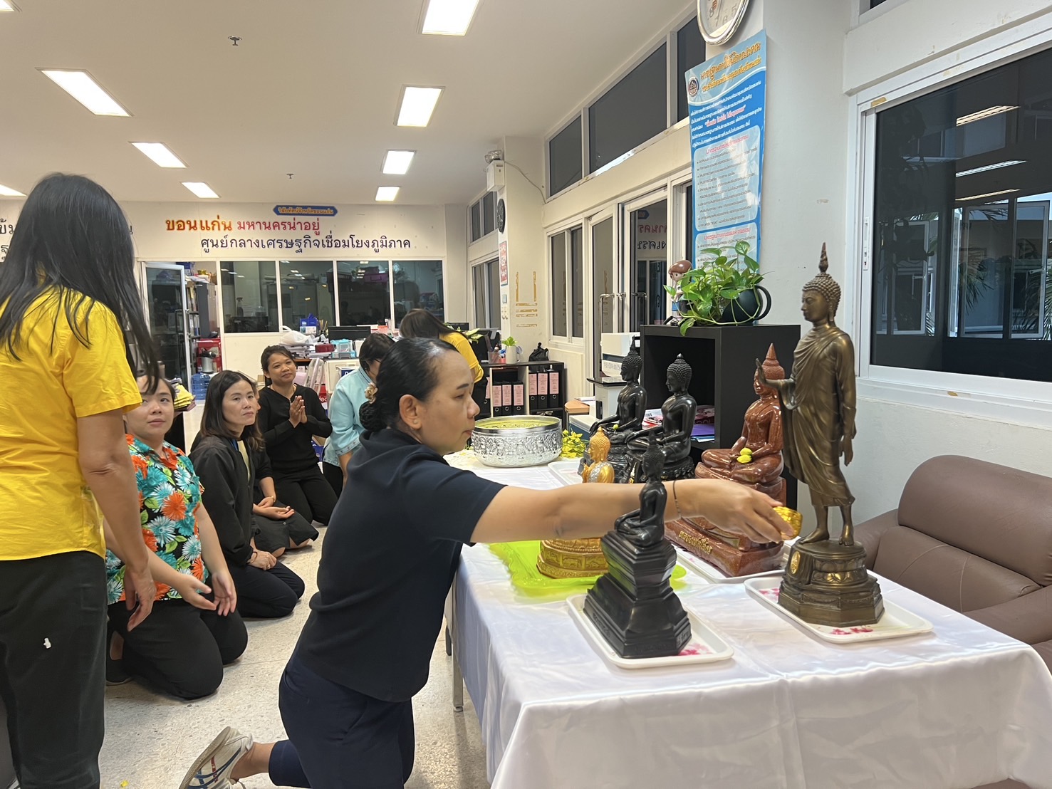 พช.ขอนแก่น : สืบสานประเพณีสงกรานต์ 2568 “สรงน้ำพระ รดน้ำดำหัว ขอพรผู้ใหญ่
