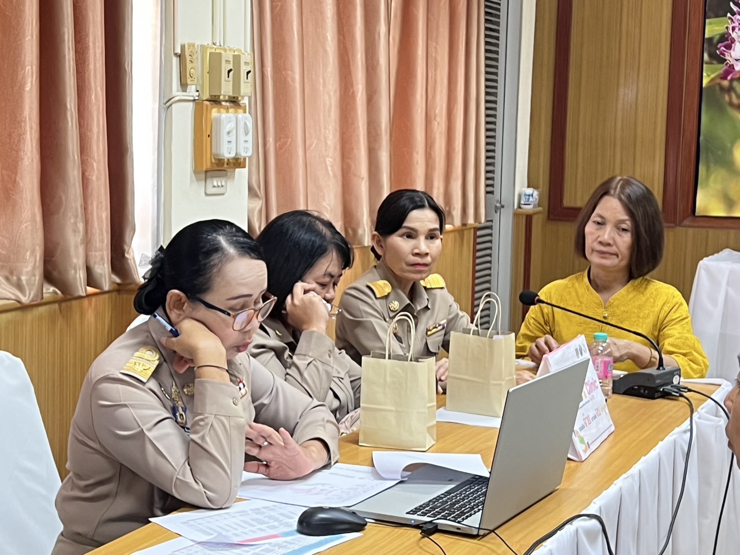 พช.ขอนแก่น : ลงพื้นที่ติดตามและสนับสนุนการดำเนินงาน การบริหารจัดการหนี้ค้างเกินกำหนดชำระ กองทุนพัฒนาบทบาทสตรี (คลินิกแก้หนี้สตรี คุณพร้อมจ่าย เราพร้อมจบ DEBT Clinic By CDK)