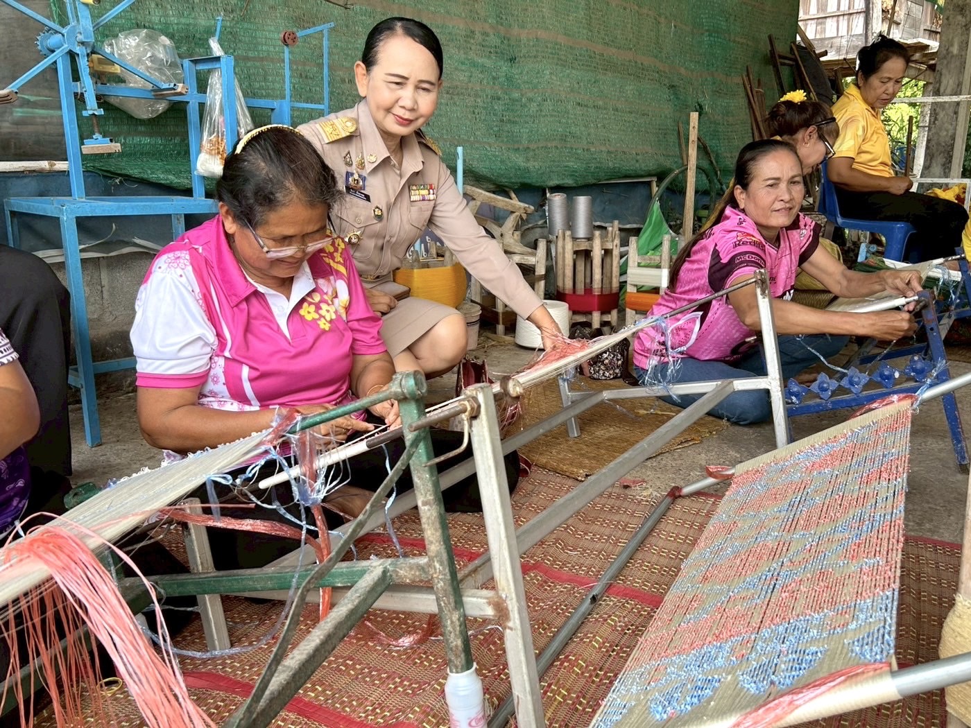 พช.ขอนแก่น : ร่วมเป็นเกียรติและให้กำลังใจกลุ่มทอผ้า ที่เข้าร่วมอบรมโครงการพัฒนาทักษะแรงงานรองรับนโยบาย Soft Power รุ่นที่1 ณ บ้านหนองบัวน้อย หมู่ที่ 4 ตำบลโสกนกเต็น อำเภอพล