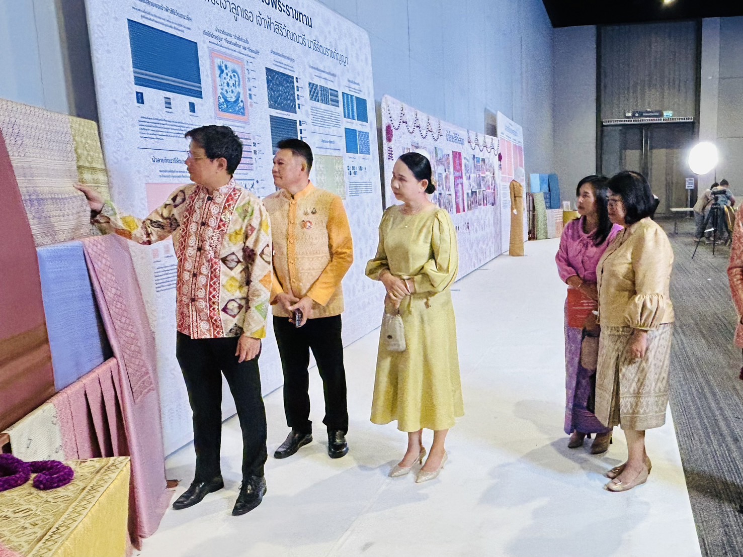 พช.ขอนแก่น : ร่วมโครงการยกระดับการพัฒนาผลิตภัณฑ์ภูมิปัญญาผ้าไทยและงานหัตถกรรม กิจกรรมการ Coaching ผ้าลายพระราชทานและงานหัตถกรรม ประจำปี 2568 จุดดำเนินการที่ 3 อุดรธานี