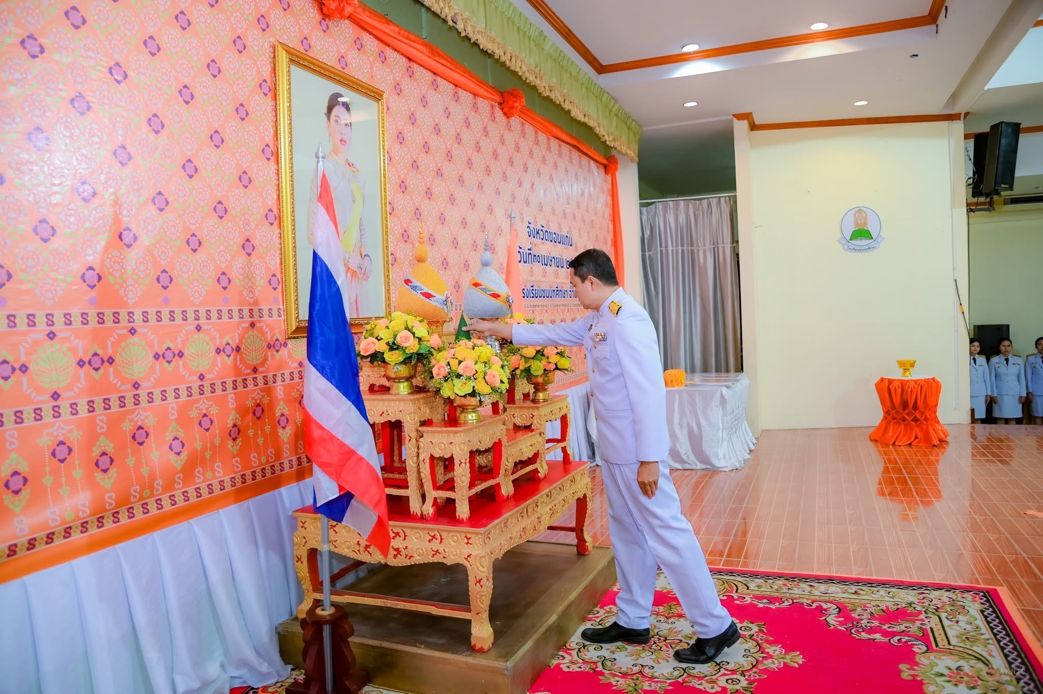 พช.ขอนแก่น : อำเภอชนบท จัดพิธีมอบลายผ้าพระราชทาน “ลายสิริราชพัสตราภรณ์”