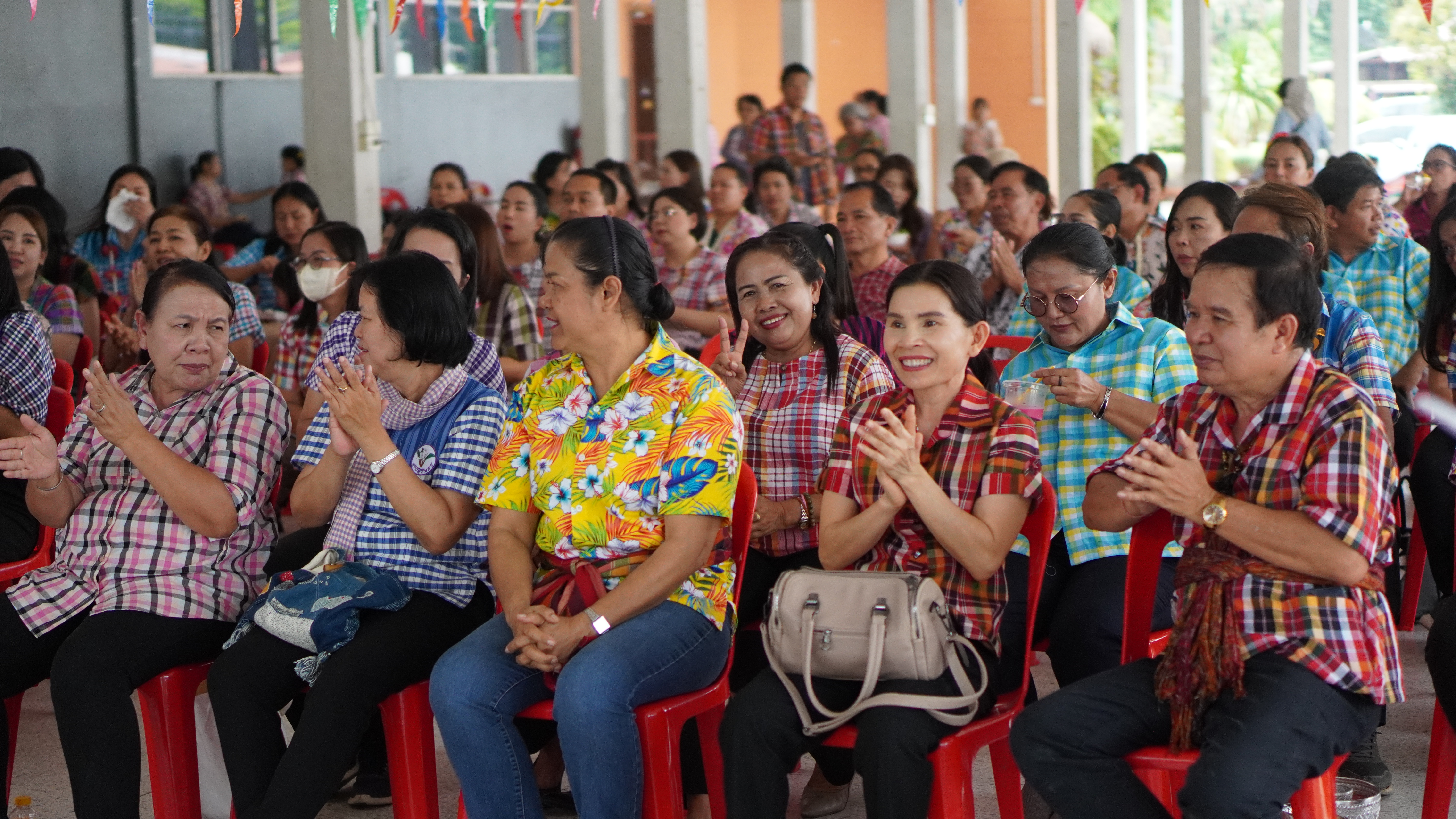 พช.ขอนแก่น : รดน้ำ ขอพร เนื่องในวันสงกรานต์ ประจำปี 2568