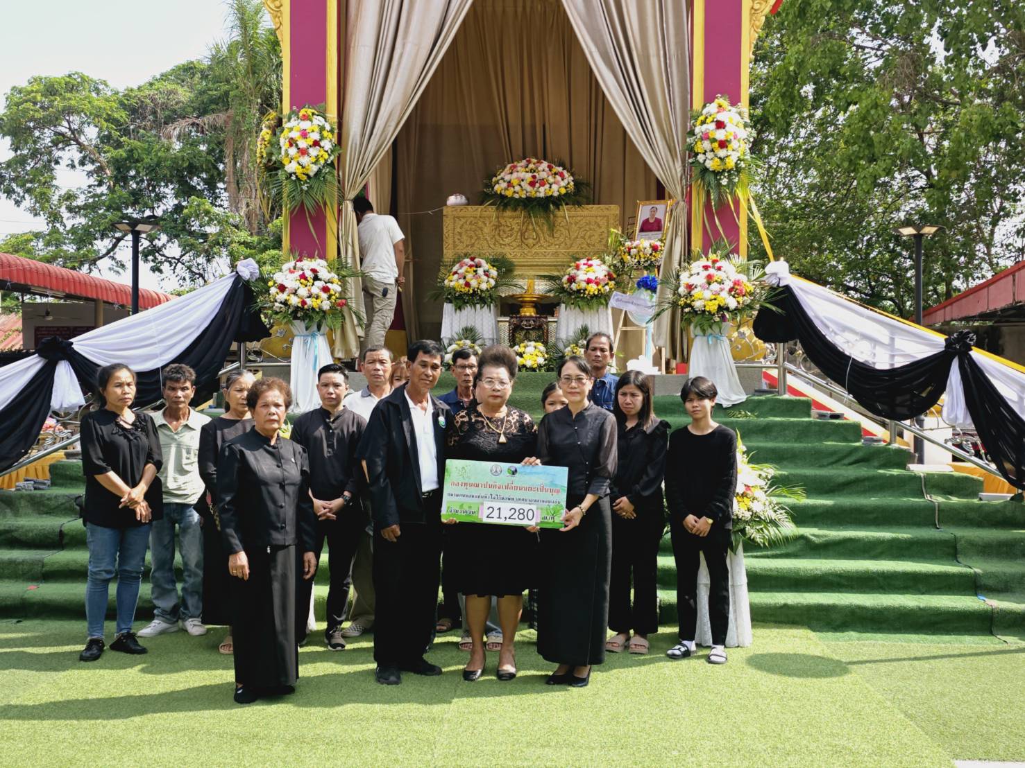 พช.ขอนแก่น : ร่วมงานฌาปนกิจศพ คุณแม่สมจิตร สุนทรพิทักษ์ ของนางสาวกนกอร สุนทรพิทักษ์ นักวิชาการพัฒนาชุมชนอำเภอบ้านฝาง