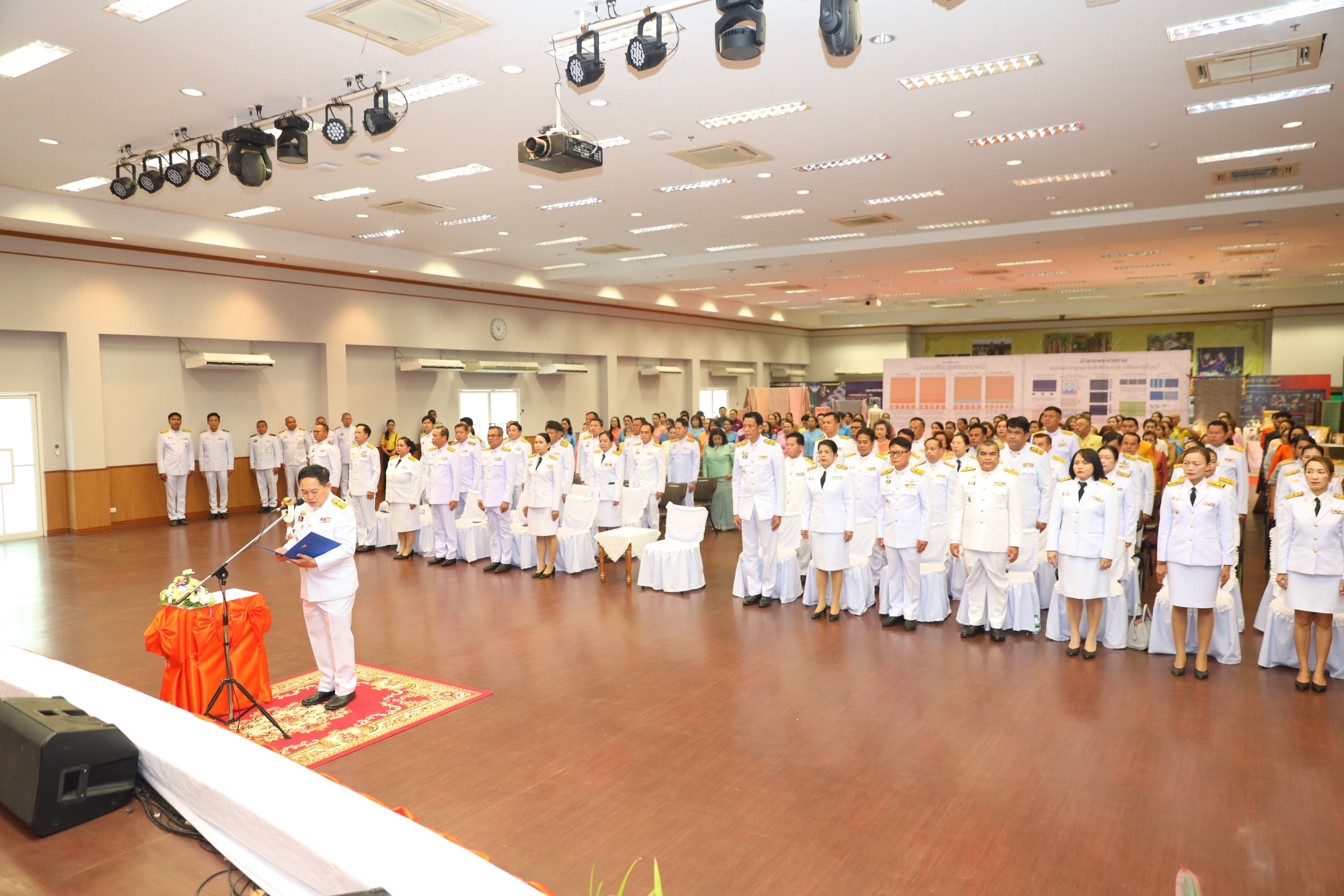 จังหวัดขอนแก่น : จัดพิธีมอบลายผ้าพระราชทาน “ลายสิริราชพัสตราภรณ์”