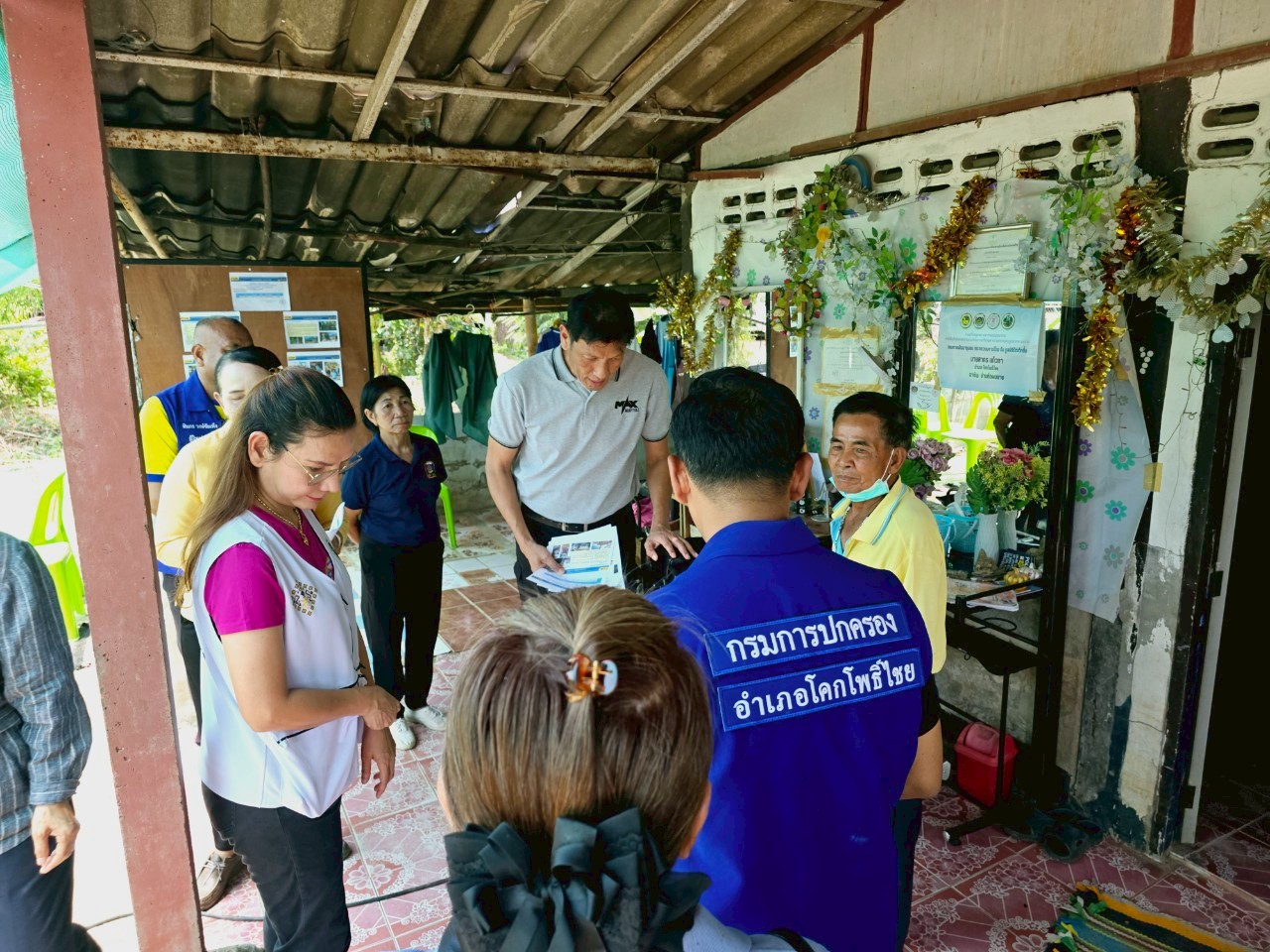 พช.ขอนแก่น : รอง ผู้ว่าฯ ขอนแก่น นำทีม ศจพ.จ. ลงพื้นที่ติดตามการแก้ไขปัญหาความยากจนและเยี่ยมให้กำลังใจครัวเรือนตกเกณฑ์ในมิติต่าง ๆ ในระดับพื้นที่อำเภอมัญจาคีรีและอำเภอโคกโพธิ์ไชย