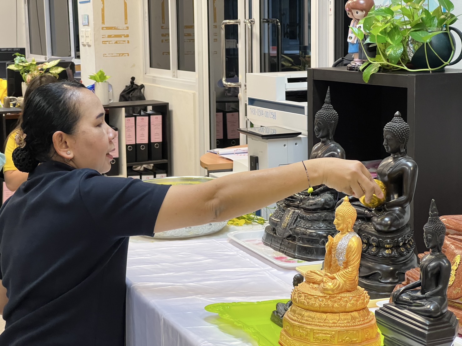 พช.ขอนแก่น : สืบสานประเพณีสงกรานต์ 2568 “สรงน้ำพระ รดน้ำดำหัว ขอพรผู้ใหญ่