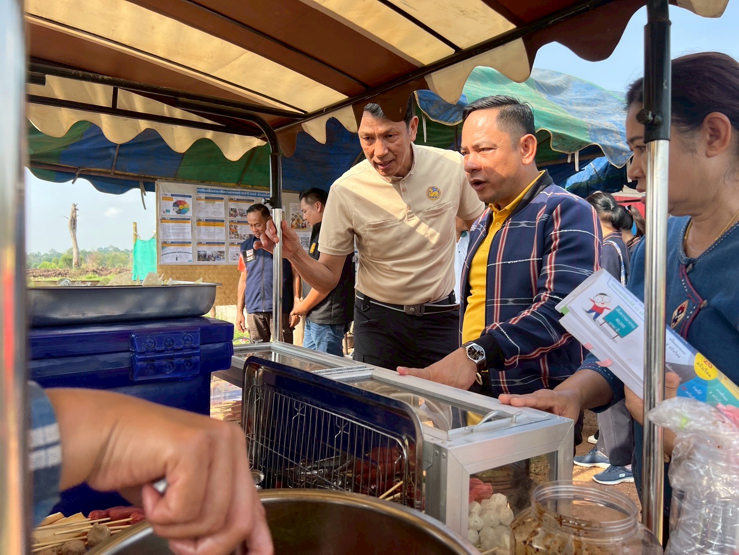 พช.ขอนแก่น : รอง ผู้ว่าฯ ขอนแก่น นำทีม ศจพ.จ. ลงพื้นที่ติดตามการแก้ไขปัญหาความยากจนและเยี่ยมให้กำลังใจครัวเรือนตกเกณฑ์ในมิติต่าง ๆ ในระดับพื้นที่อำเภอน้ำพองและอำเภอเขาสวนกวาง