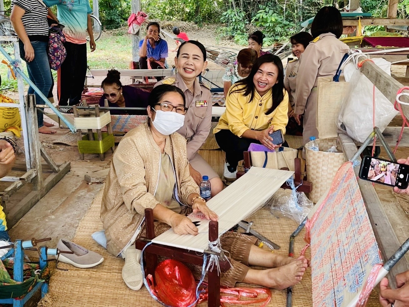 พช.ขอนแก่น : ร่วมเป็นเกียรติและให้กำลังใจกลุ่มทอผ้า ที่เข้าร่วมอบรมโครงการพัฒนาทักษะแรงงานรองรับนโยบาย Soft Power รุ่นที่1 ณ บ้านหนองบัวน้อย หมู่ที่ 4 ตำบลโสกนกเต็น อำเภอพล
