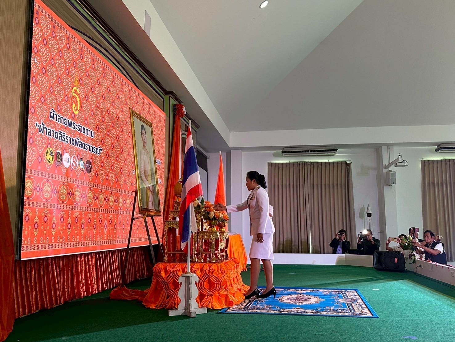 พช.ขอนแก่น : อำเภอชุมแพ จัดพิธีมอบลายผ้าพระราชทาน “ลายสิริราชพัสตราภรณ์”