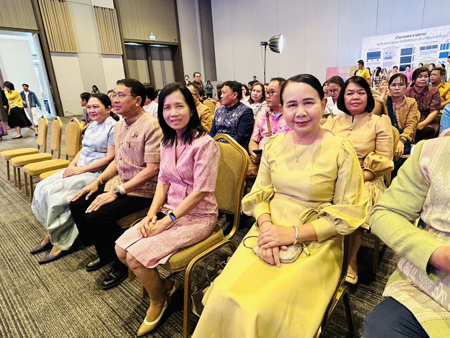 พช.ขอนแก่น : ร่วมโครงการยกระดับการพัฒนาผลิตภัณฑ์ภูมิปัญญาผ้าไทยและงานหัตถกรรม กิจกรรมการ Coaching ผ้าลายพระราชทานและงานหัตถกรรม ประจำปี 2568 จุดดำเนินการที่ 3 อุดรธานี