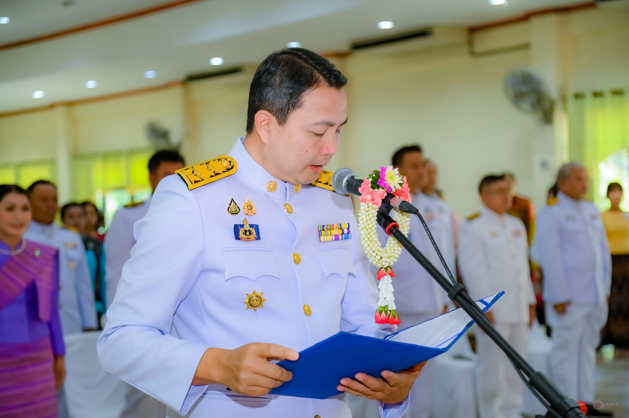 พช.ขอนแก่น : อำเภอชนบท จัดพิธีมอบลายผ้าพระราชทาน “ลายสิริราชพัสตราภรณ์”