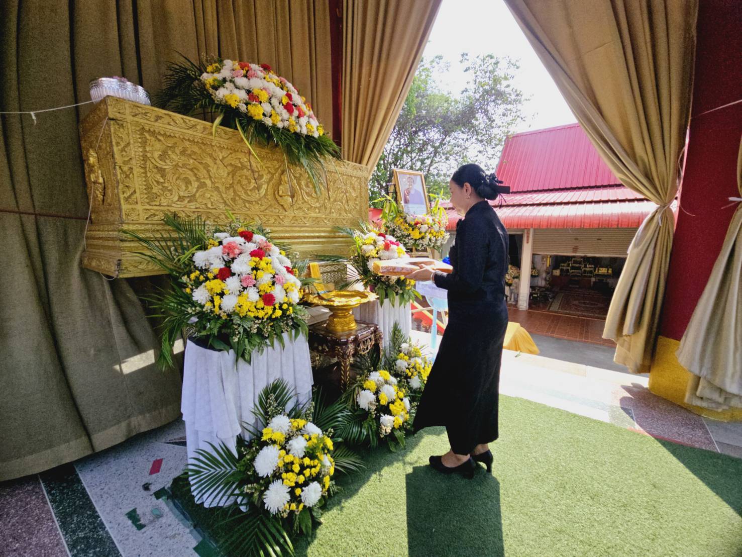 พช.ขอนแก่น : ร่วมงานฌาปนกิจศพ คุณแม่สมจิตร สุนทรพิทักษ์ ของนางสาวกนกอร สุนทรพิทักษ์ นักวิชาการพัฒนาชุมชนอำเภอบ้านฝาง