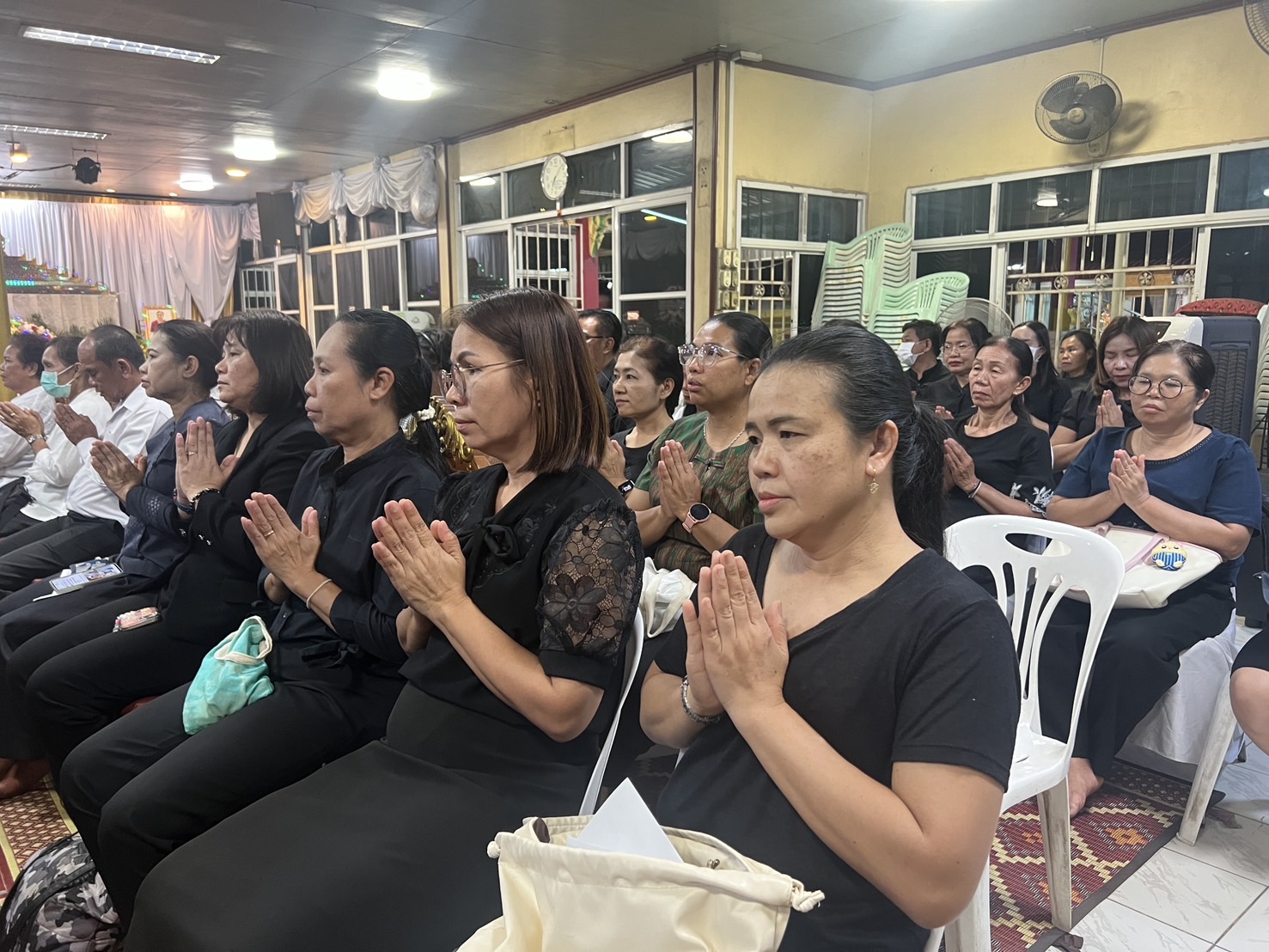 พช.ขอนแก่น : ร่วมเป็นเจ้าภาพฟังสวดพระอภิธรรม คุณแม่สมจิตร สุนทรพิทักษ์ ของนางสาวกนกอร สุนทรพิทักษ์ นักวิชาการพัฒนาชุมชนอำเภอบ้านฝาง
