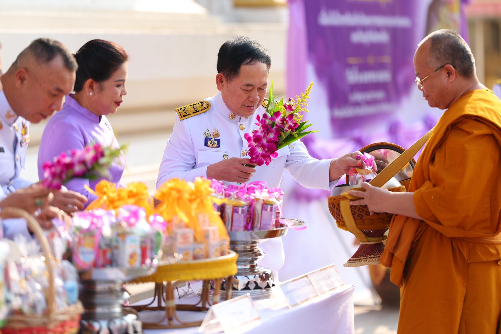 จังหวัดขอนแก่น : จัดพิธีทำบุญตักบาตร เนื่องในวันคล้ายวันพระราชสมภพสมเด็จพระกนิษฐาธิราชเจ้า กรมสมเด็จพระเทพรัตนราชสุดาฯ สยามบรมราชกุมารี
