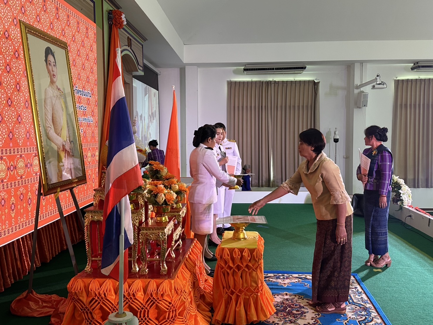 พช.ขอนแก่น : อำเภอชุมแพ จัดพิธีมอบลายผ้าพระราชทาน “ลายสิริราชพัสตราภรณ์”
