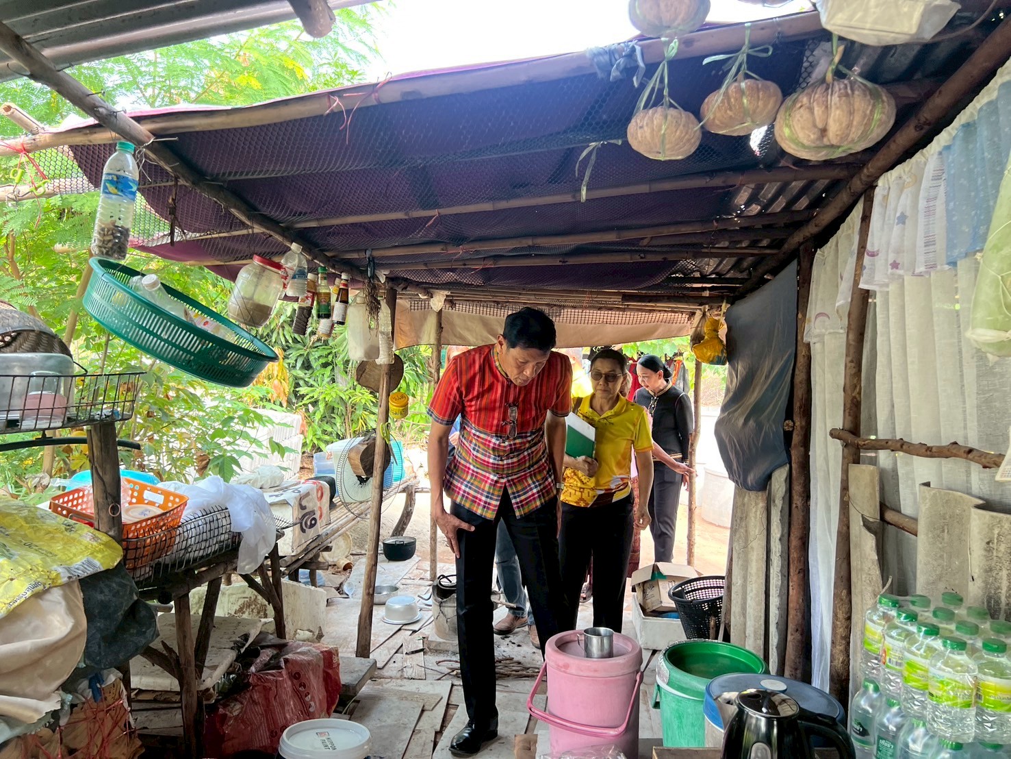 พช.ขอนแก่น : รอง ผู้ว่าฯ ขอนแก่น นำทีม ศจพ.จ. ลงพื้นที่ติดตามการแก้ไขปัญหาความยากจนและเยี่ยมให้กำลังใจครัวเรือนตกเกณฑ์ในมิติต่าง ๆ ในระดับพื้นที่อำเภออุบลรัตน์และอำเภอเมืองขอนแก่น