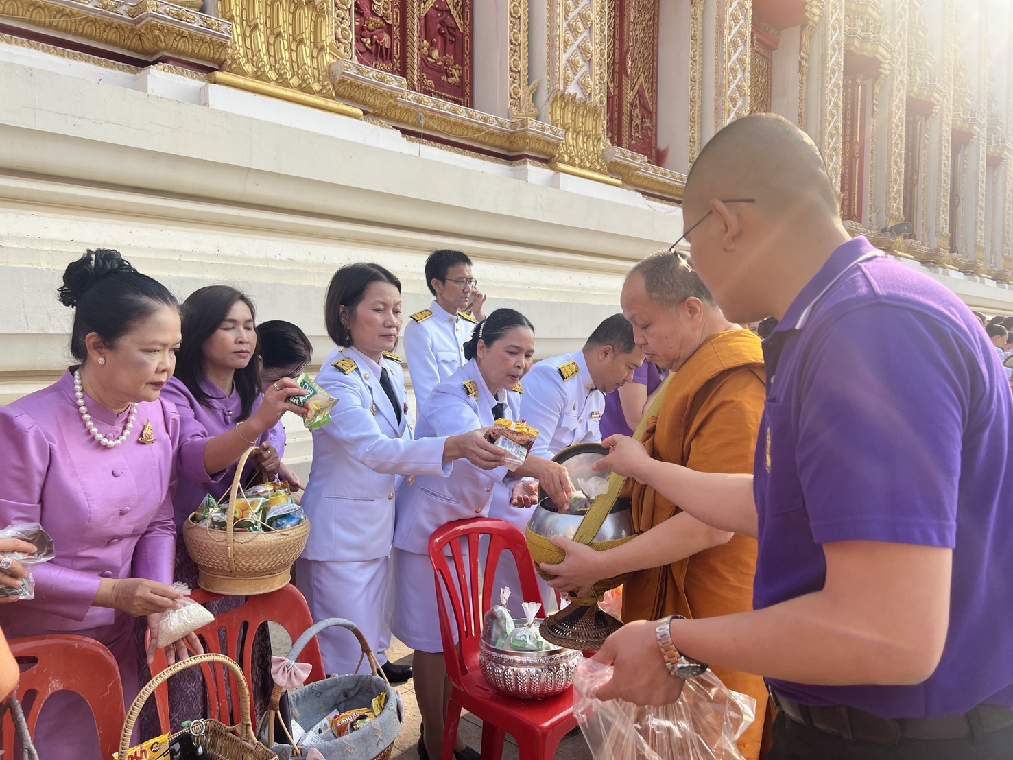 จังหวัดขอนแก่น : จัดพิธีทำบุญตักบาตร เนื่องในวันคล้ายวันพระราชสมภพสมเด็จพระกนิษฐาธิราชเจ้า กรมสมเด็จพระเทพรัตนราชสุดาฯ สยามบรมราชกุมารี