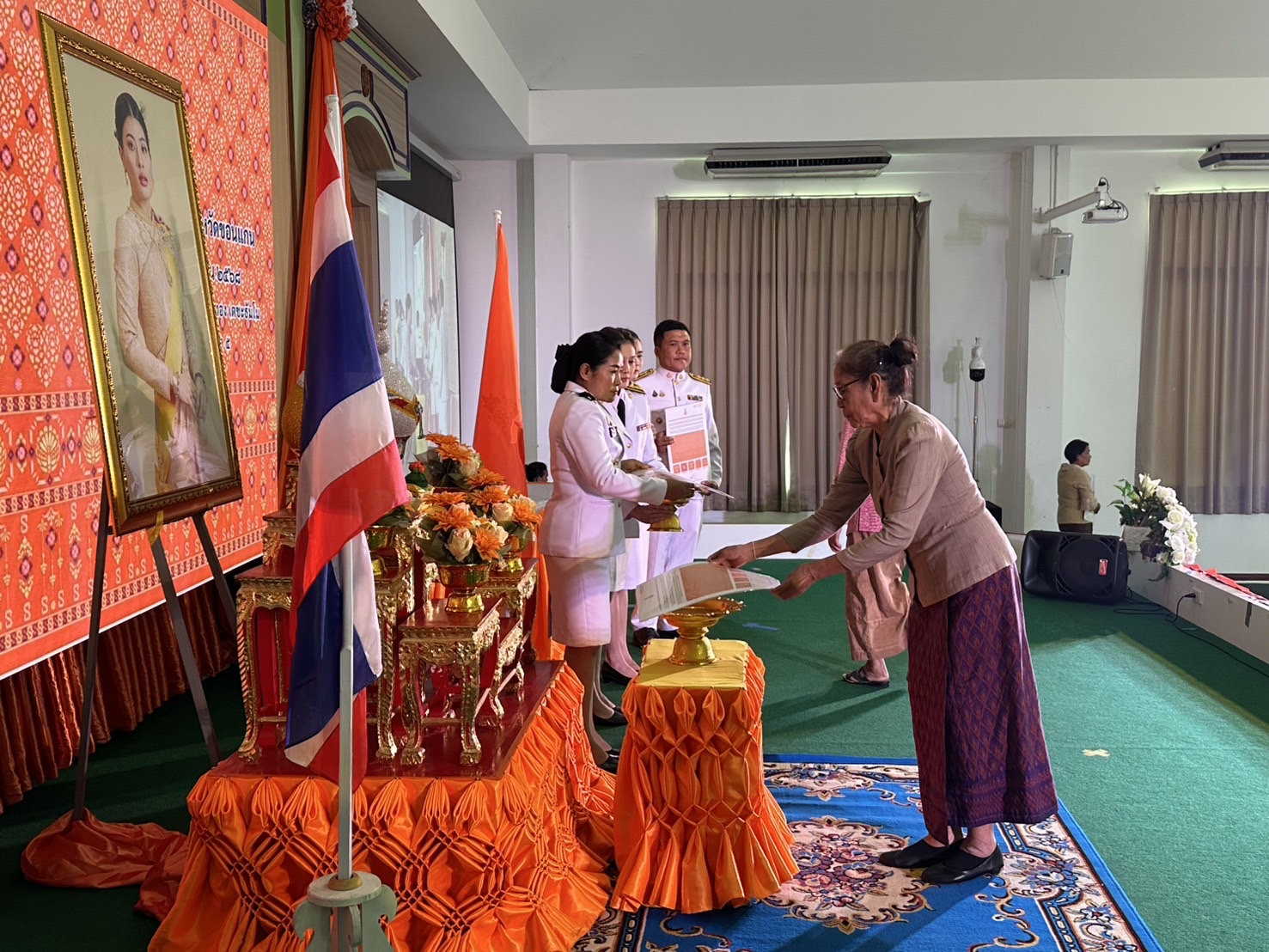 พช.ขอนแก่น : อำเภอชุมแพ จัดพิธีมอบลายผ้าพระราชทาน “ลายสิริราชพัสตราภรณ์”