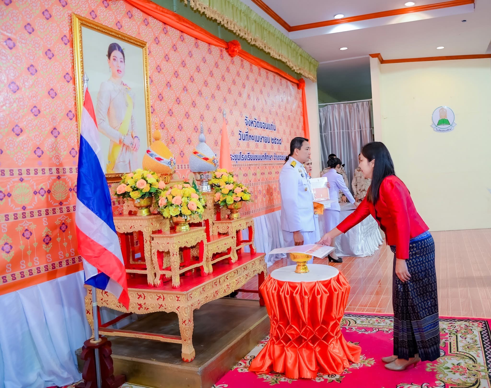 พช.ขอนแก่น : อำเภอชนบท จัดพิธีมอบลายผ้าพระราชทาน “ลายสิริราชพัสตราภรณ์”
