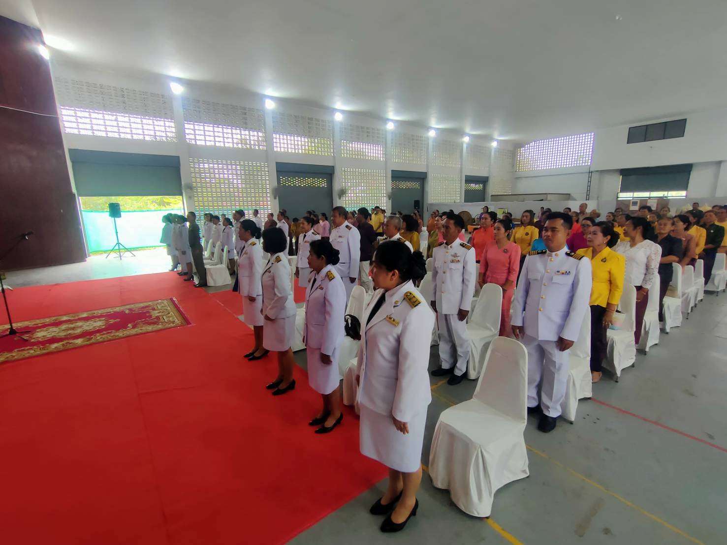พช.ขอนแก่น : อำเภอโนนศิลา จัดพิธีมอบลายผ้าพระราชทาน “ลายสิริราชพัสตราภรณ์”