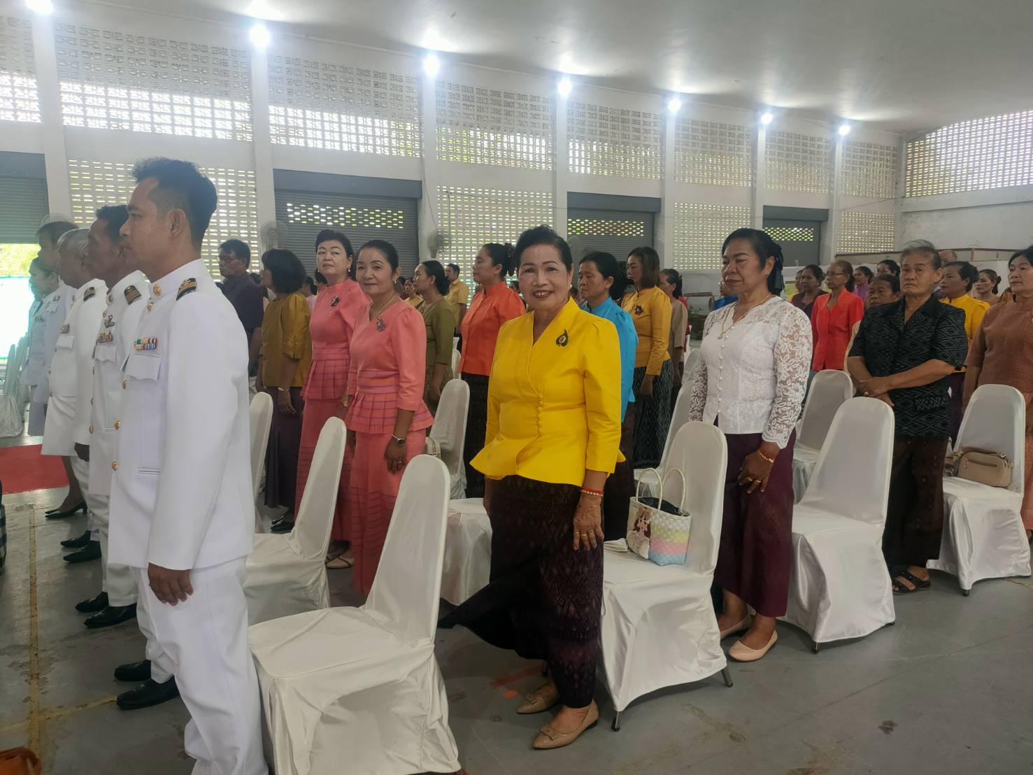 พช.ขอนแก่น : อำเภอโนนศิลา จัดพิธีมอบลายผ้าพระราชทาน “ลายสิริราชพัสตราภรณ์”