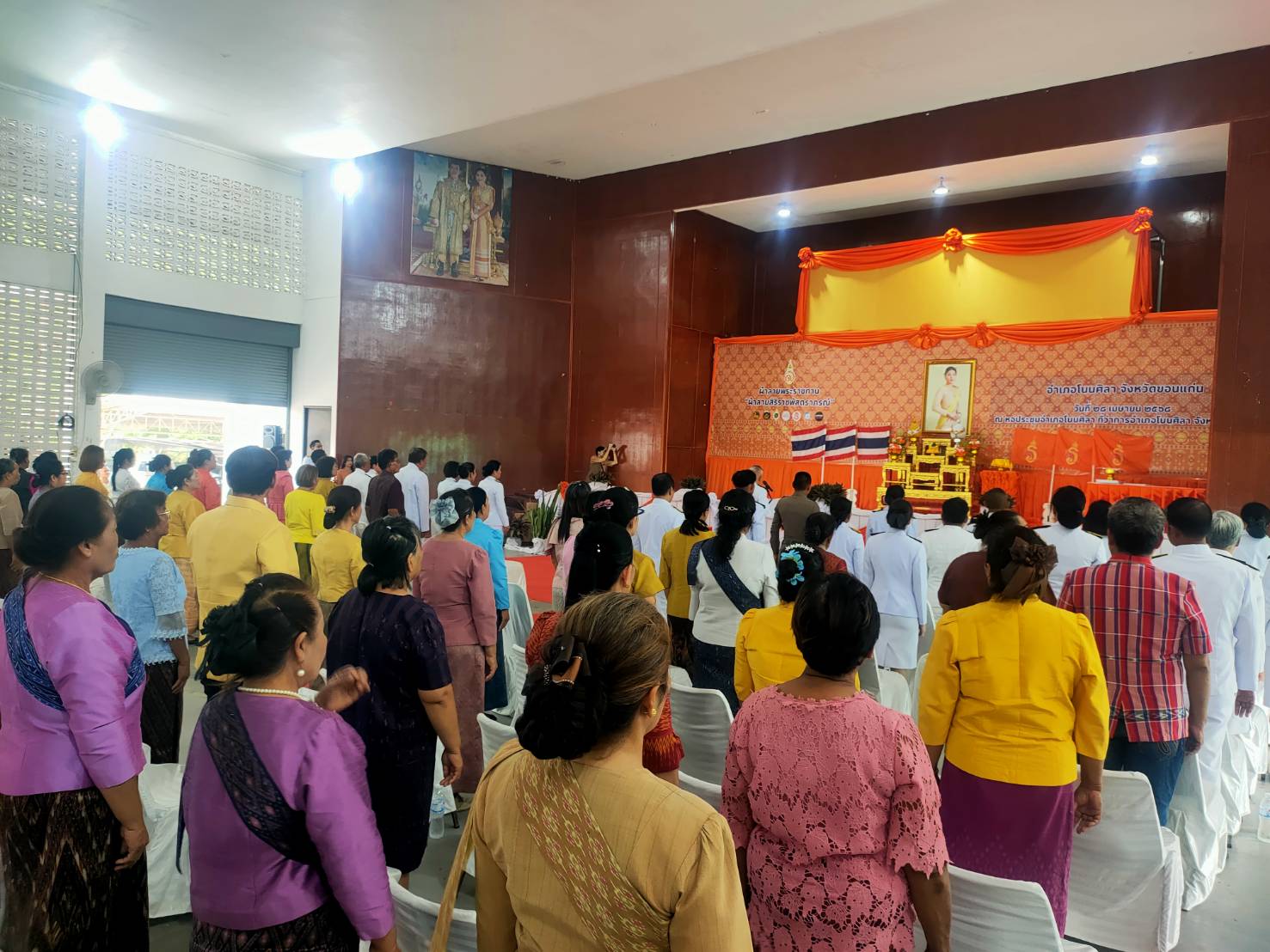 พช.ขอนแก่น : อำเภอโนนศิลา จัดพิธีมอบลายผ้าพระราชทาน “ลายสิริราชพัสตราภรณ์”