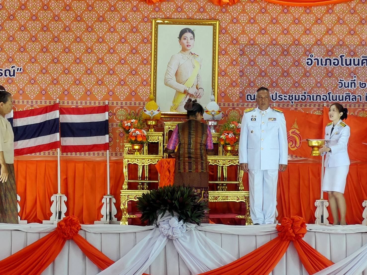 พช.ขอนแก่น : อำเภอโนนศิลา จัดพิธีมอบลายผ้าพระราชทาน “ลายสิริราชพัสตราภรณ์”