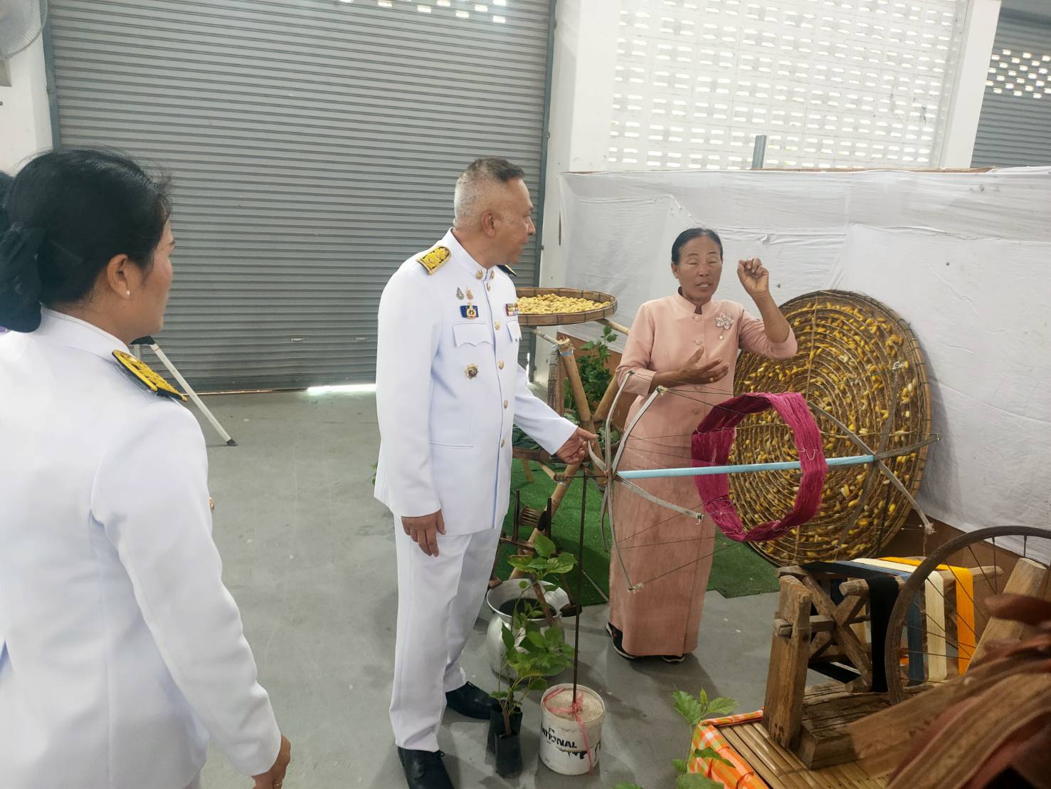 พช.ขอนแก่น : อำเภอโนนศิลา จัดพิธีมอบลายผ้าพระราชทาน “ลายสิริราชพัสตราภรณ์”