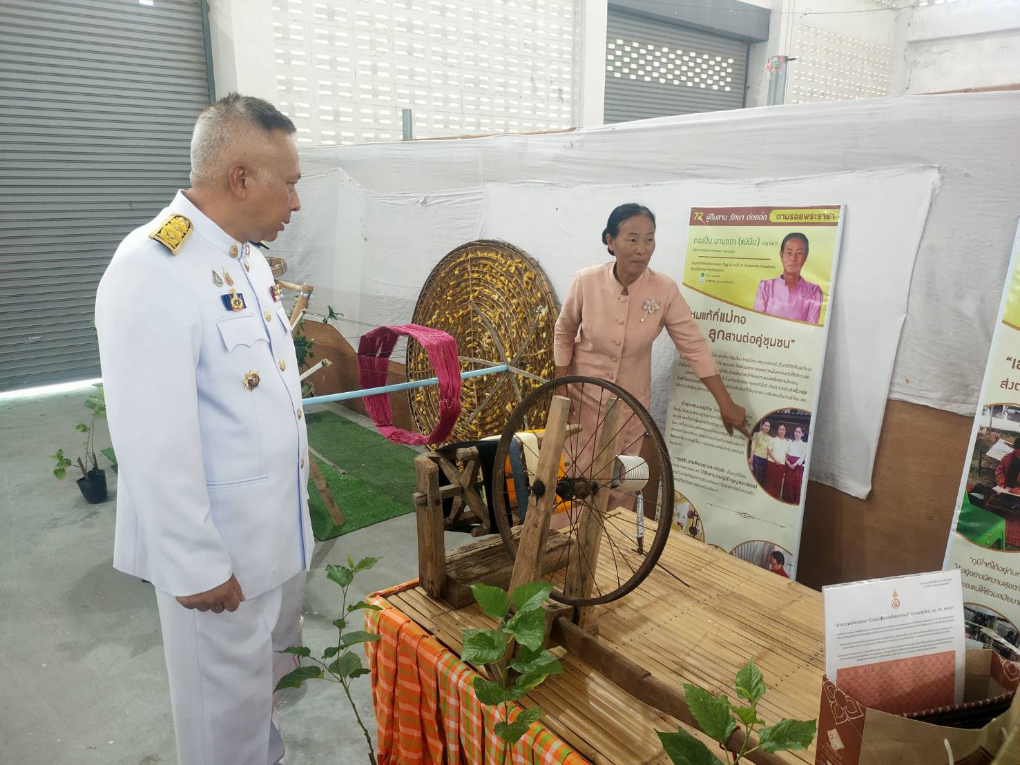 พช.ขอนแก่น : อำเภอโนนศิลา จัดพิธีมอบลายผ้าพระราชทาน “ลายสิริราชพัสตราภรณ์”