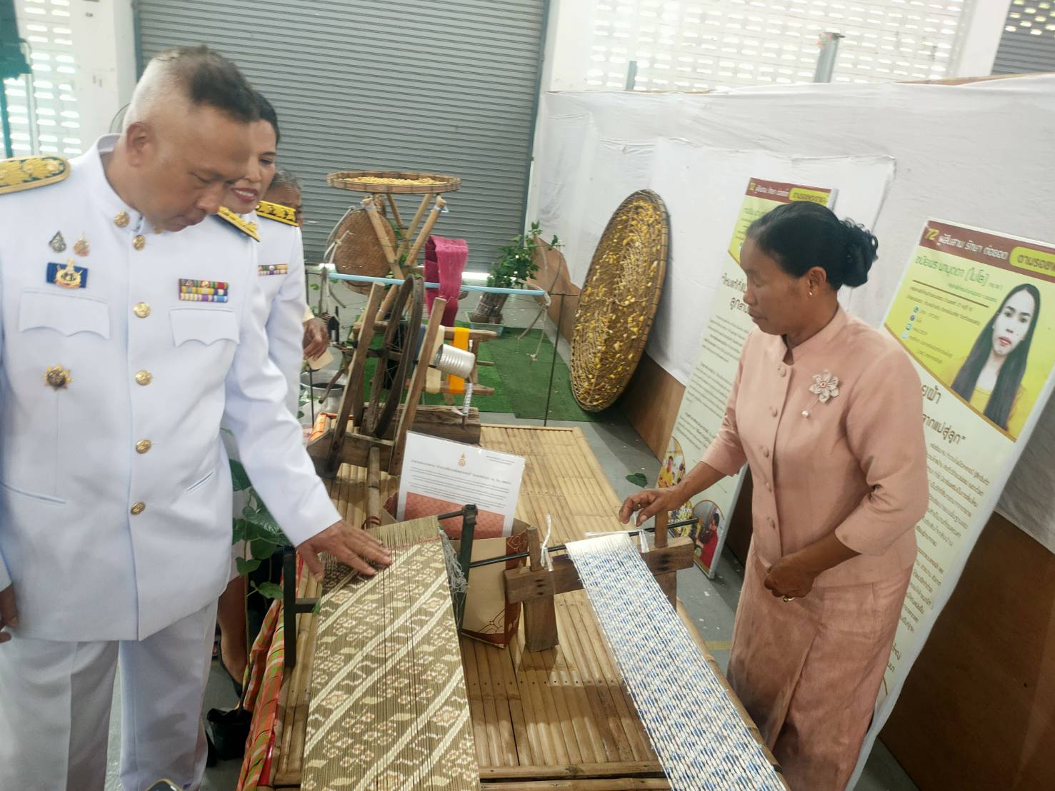 พช.ขอนแก่น : อำเภอโนนศิลา จัดพิธีมอบลายผ้าพระราชทาน “ลายสิริราชพัสตราภรณ์”