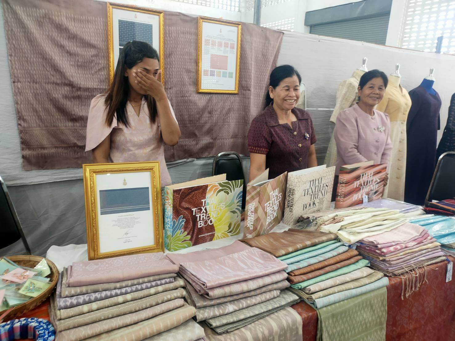 พช.ขอนแก่น : อำเภอโนนศิลา จัดพิธีมอบลายผ้าพระราชทาน “ลายสิริราชพัสตราภรณ์”