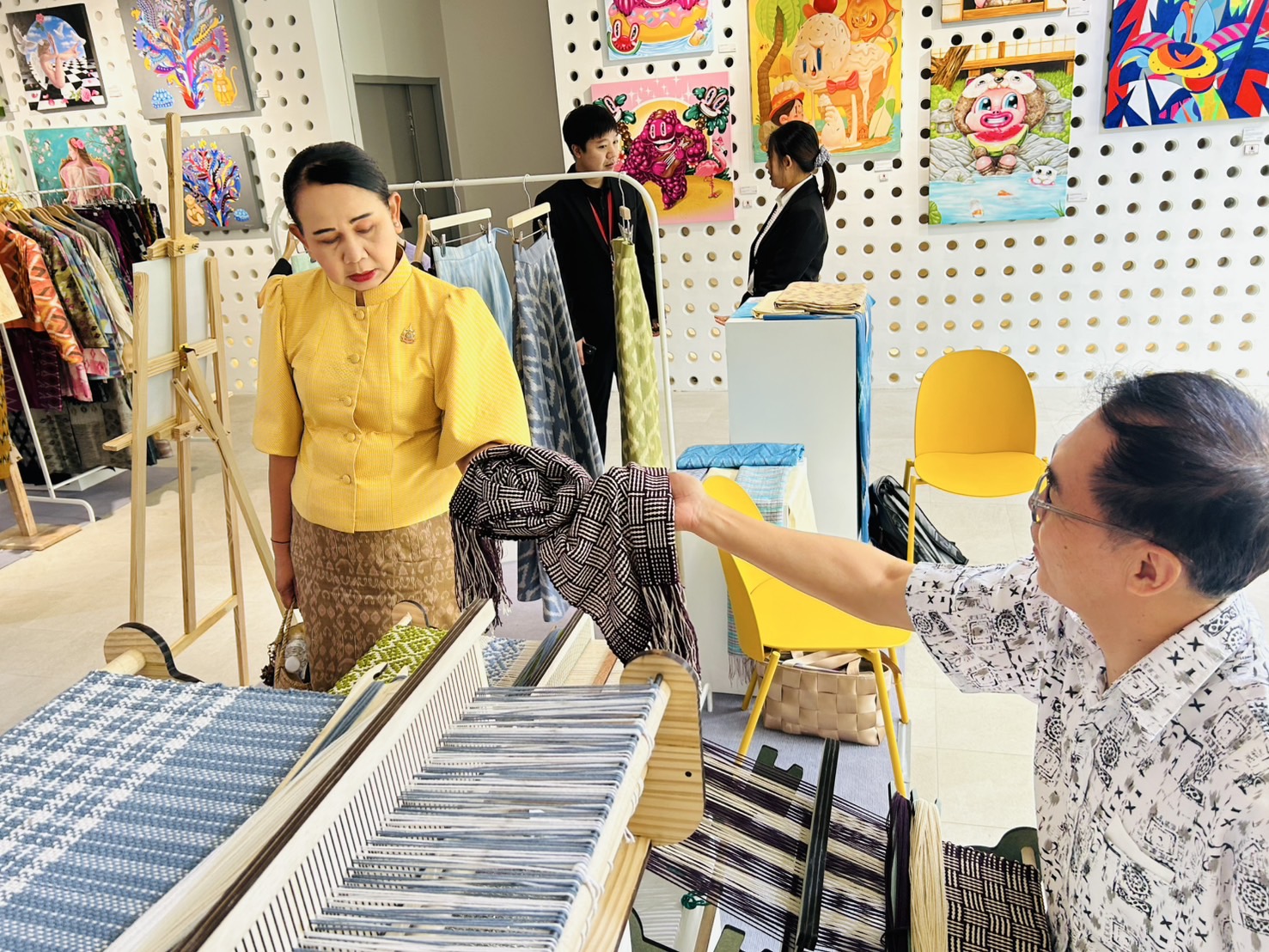 พช.ขอนแก่น : ร่วมงาน “Khonkaen Premium GI” ตอนที่ 2 ไหมมัดหมี่ GI ขอนแก่น ณ Glowfish Khon Kaen ชั้น G Khon Kaen Innovation Centre