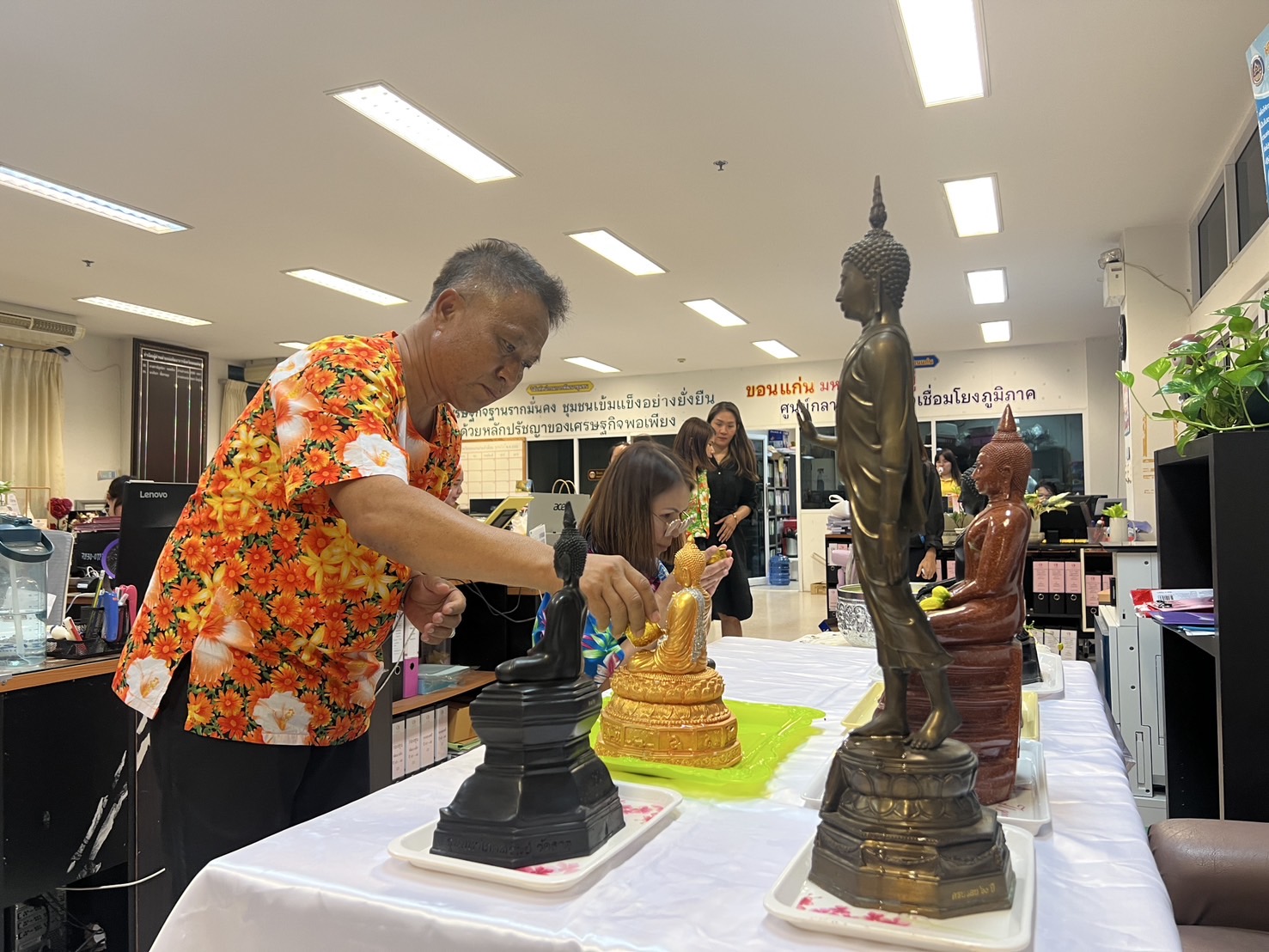พช.ขอนแก่น : สืบสานประเพณีสงกรานต์ 2568 “สรงน้ำพระ รดน้ำดำหัว ขอพรผู้ใหญ่