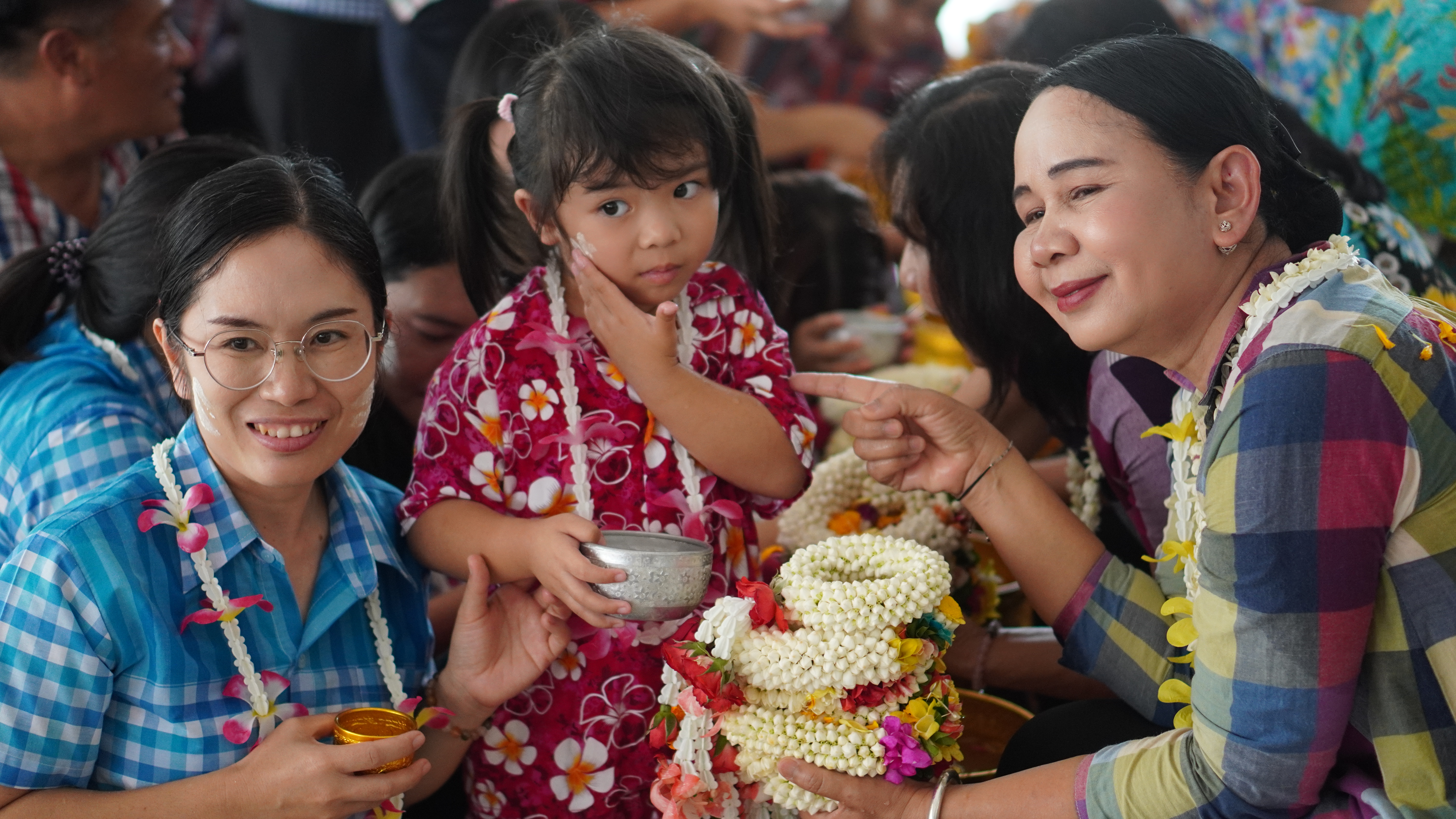 พช.ขอนแก่น : รดน้ำ ขอพร เนื่องในวันสงกรานต์ ประจำปี 2568
