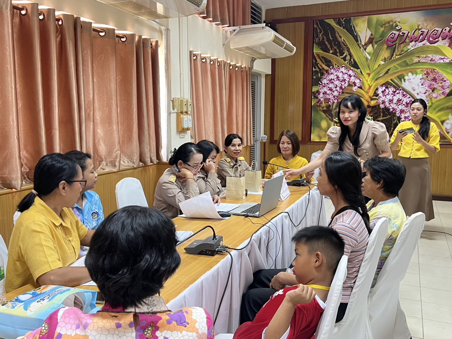 พช.ขอนแก่น : ลงพื้นที่ติดตามและสนับสนุนการดำเนินงาน การบริหารจัดการหนี้ค้างเกินกำหนดชำระ กองทุนพัฒนาบทบาทสตรี (คลินิกแก้หนี้สตรี คุณพร้อมจ่าย เราพร้อมจบ DEBT Clinic By CDK)