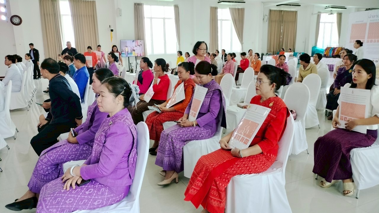 พช.ขอนแก่น : อำเภอชุมแพ จัดพิธีมอบลายผ้าพระราชทาน “ลายสิริราชพัสตราภรณ์”