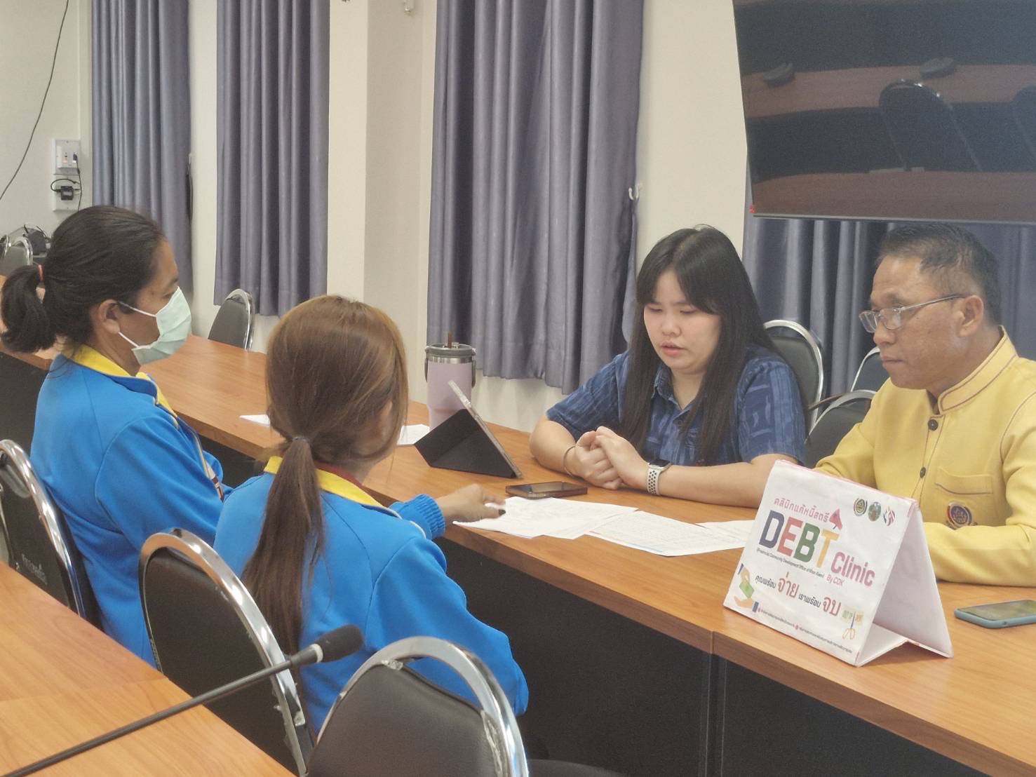 พช.ขอนแก่น : ลงพื้นที่ติดตามและสนับสนุนการดำเนินงาน การบริหารจัดการหนี้ค้างเกินกำหนดชำระ กองทุนพัฒนาบทบาทสตรี (คลินิกแก้หนี้สตรี คุณพร้อมจ่าย เราพร้อมจบ DEBT Clinic By CDK) ณ อำเภอบ้านฝาง และอำเภอหนองเรือ