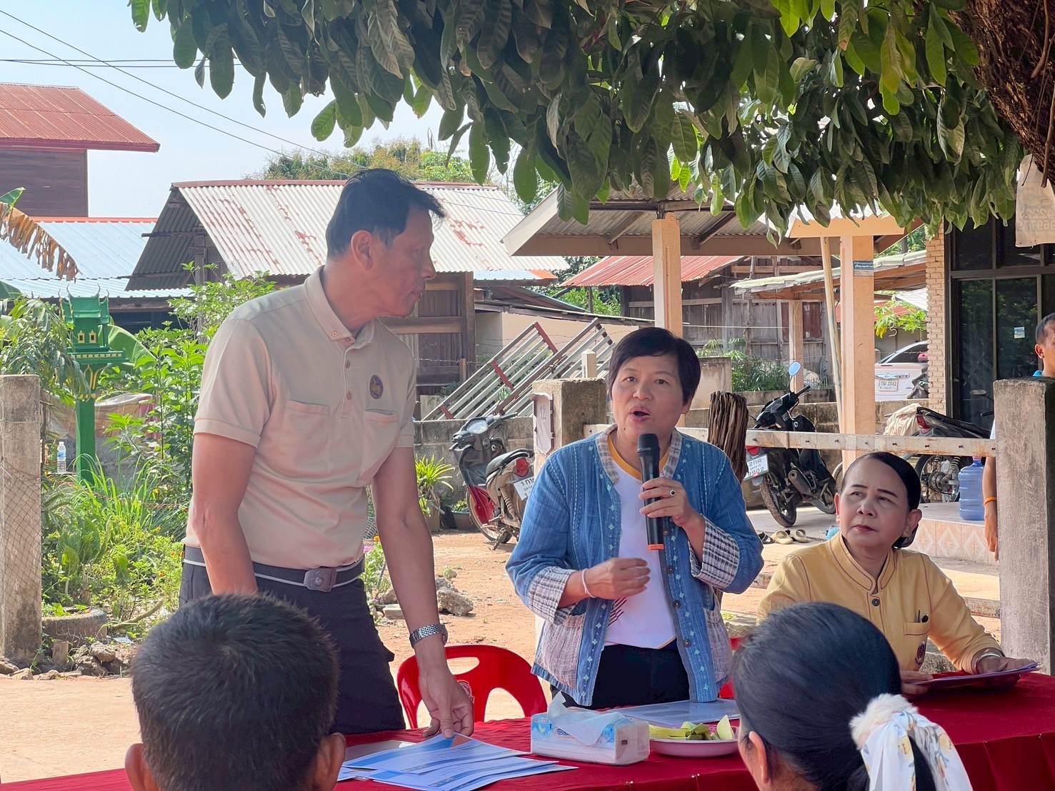 พช.ขอนแก่น : รอง ผู้ว่าฯ ขอนแก่น นำทีม ศจพ.จ. ลงพื้นที่ติดตามการแก้ไขปัญหาความยากจนและเยี่ยมให้กำลังใจครัวเรือนตกเกณฑ์ในมิติต่าง ๆ ในระดับพื้นที่อำเภอน้ำพองและอำเภอเขาสวนกวาง