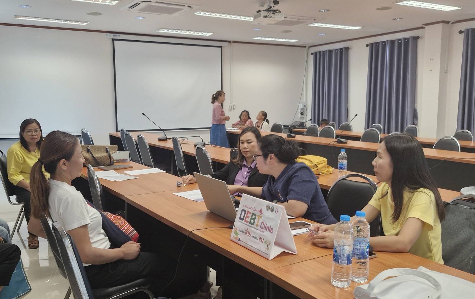 พช.ขอนแก่น : ลงพื้นที่ติดตามและสนับสนุนการดำเนินงาน การบริหารจัดการหนี้ค้างเกินกำหนดชำระ กองทุนพัฒนาบทบาทสตรี (คลินิกแก้หนี้สตรี คุณพร้อมจ่าย เราพร้อมจบ DEBT Clinic By CDK) ณ อำเภอบ้านฝาง และอำเภอหนองเรือ