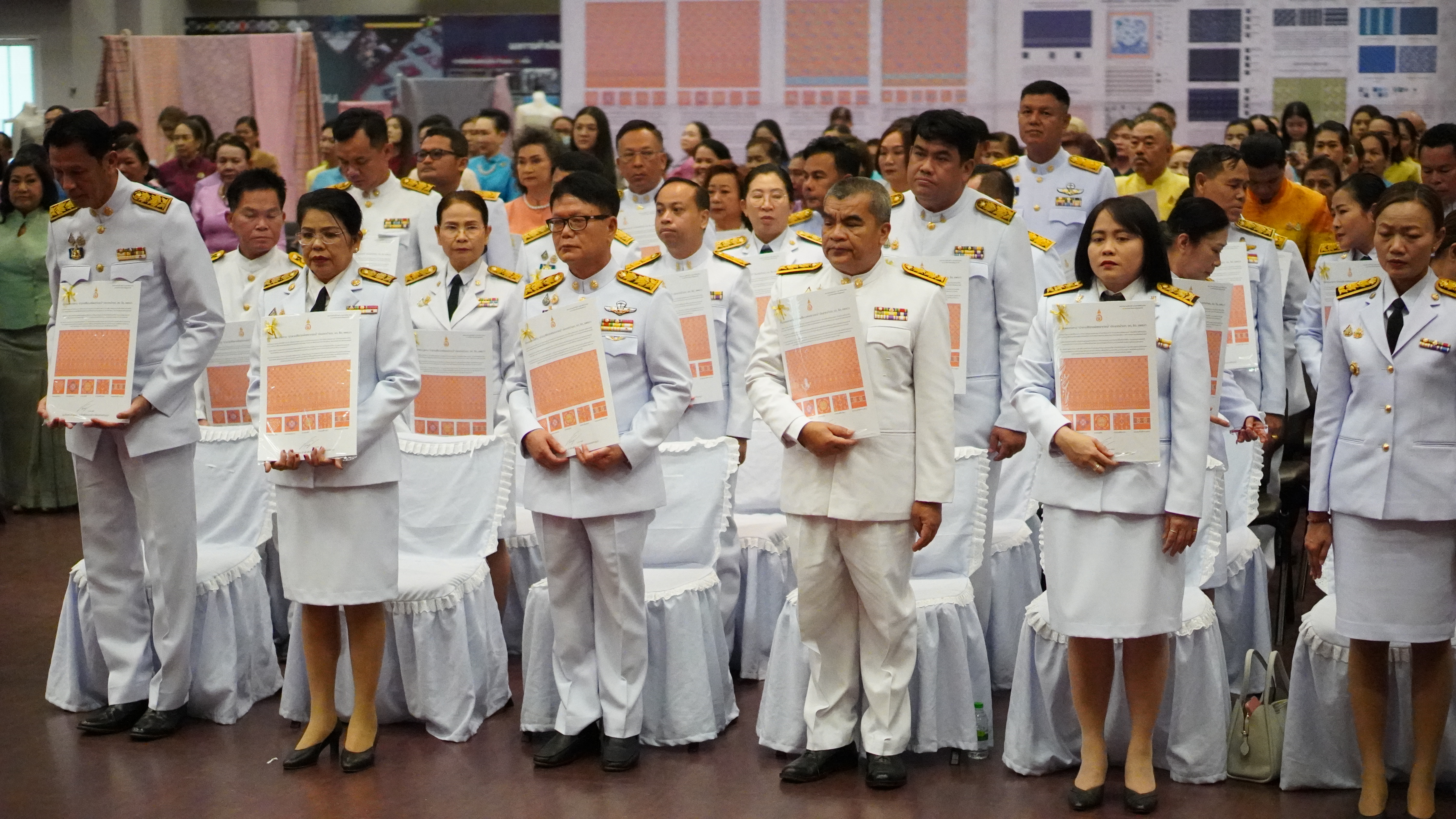 จังหวัดขอนแก่น : จัดพิธีมอบลายผ้าพระราชทาน “ลายสิริราชพัสตราภรณ์”