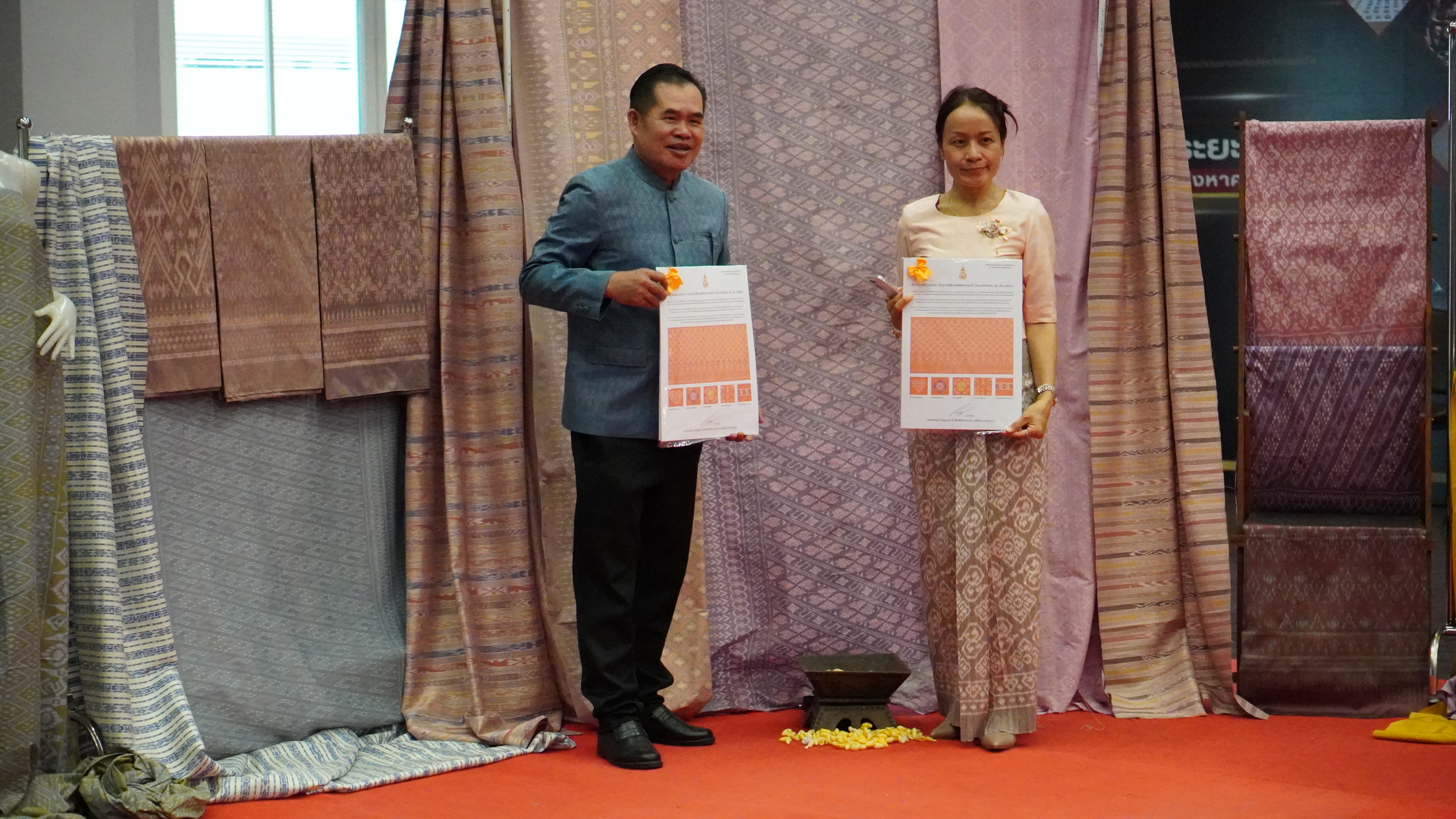 จังหวัดขอนแก่น : จัดพิธีมอบลายผ้าพระราชทาน “ลายสิริราชพัสตราภรณ์”