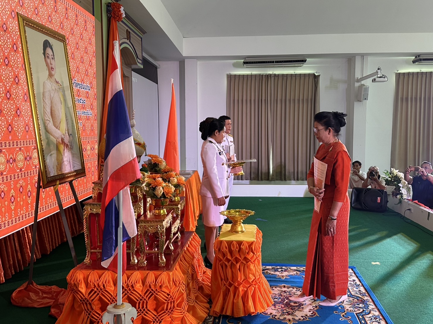 พช.ขอนแก่น : อำเภอชุมแพ จัดพิธีมอบลายผ้าพระราชทาน “ลายสิริราชพัสตราภรณ์”