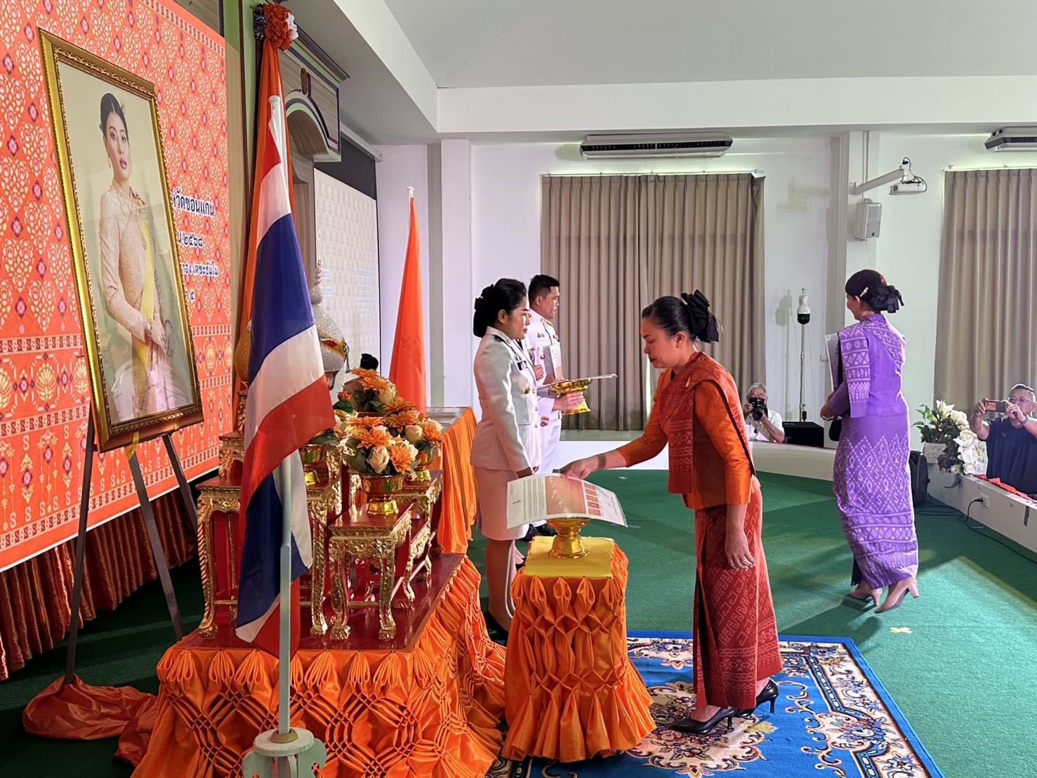 พช.ขอนแก่น : อำเภอชุมแพ จัดพิธีมอบลายผ้าพระราชทาน “ลายสิริราชพัสตราภรณ์”