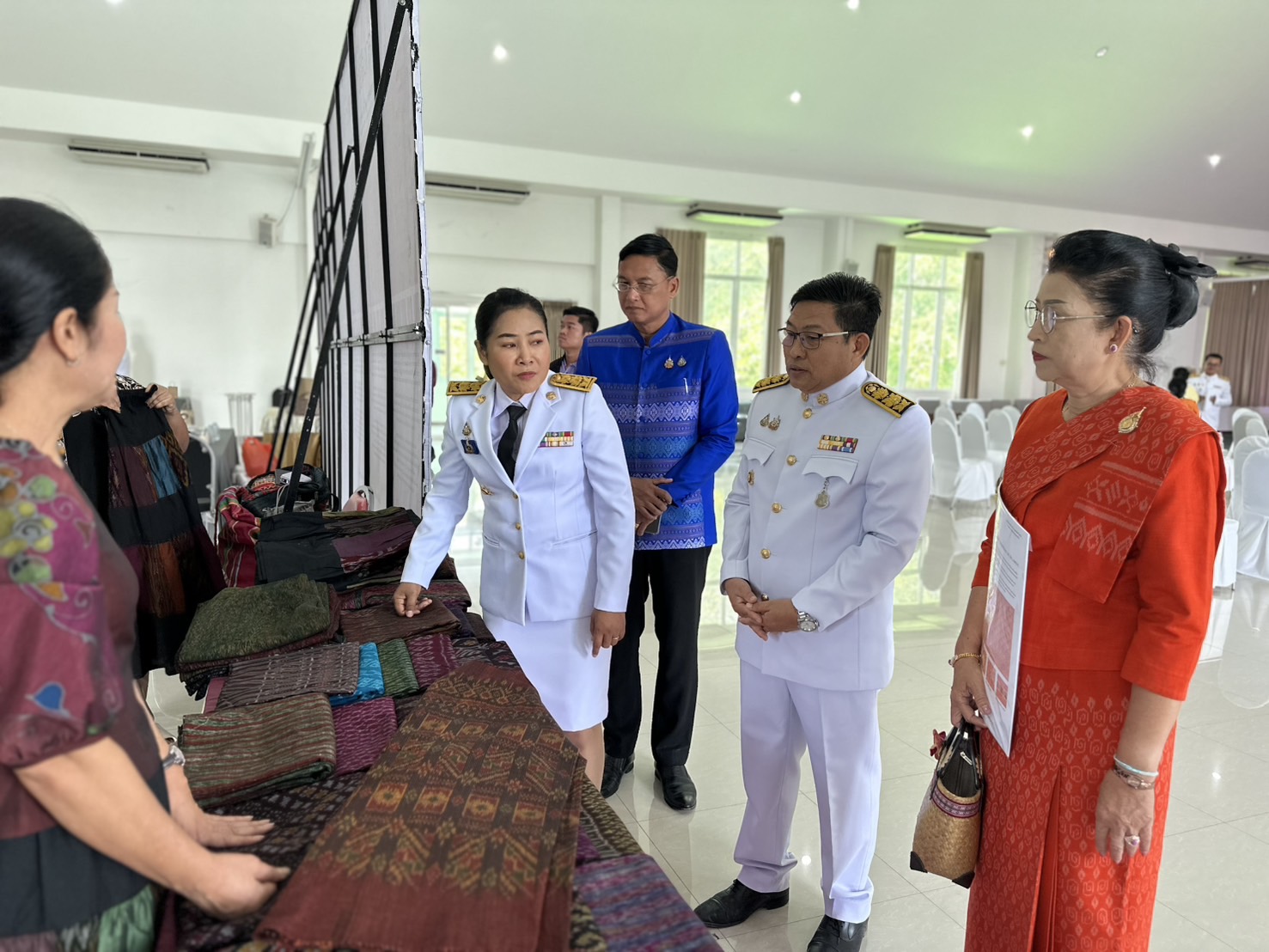 พช.ขอนแก่น : อำเภอชุมแพ จัดพิธีมอบลายผ้าพระราชทาน “ลายสิริราชพัสตราภรณ์”