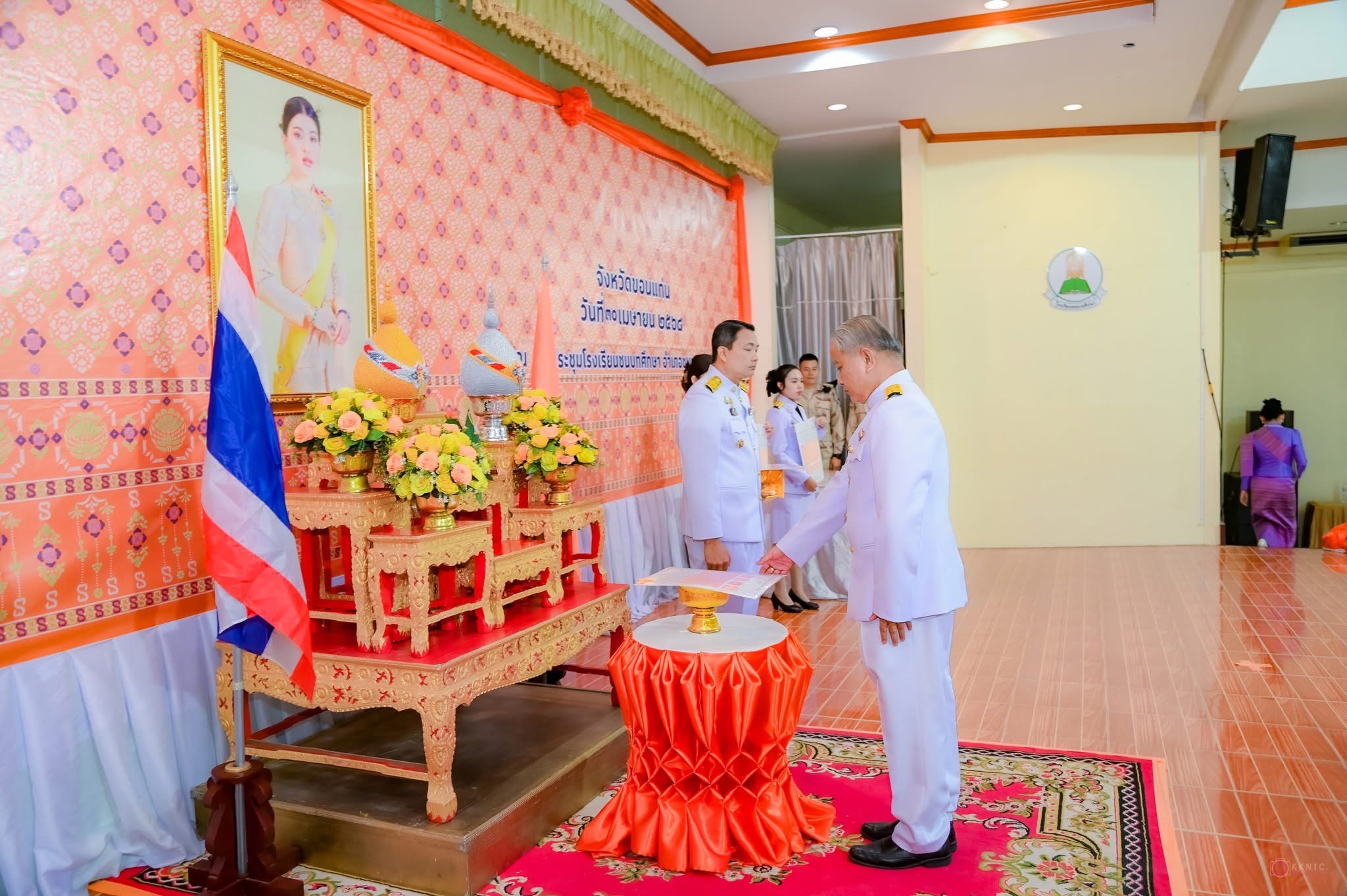 พช.ขอนแก่น : อำเภอชนบท จัดพิธีมอบลายผ้าพระราชทาน “ลายสิริราชพัสตราภรณ์”