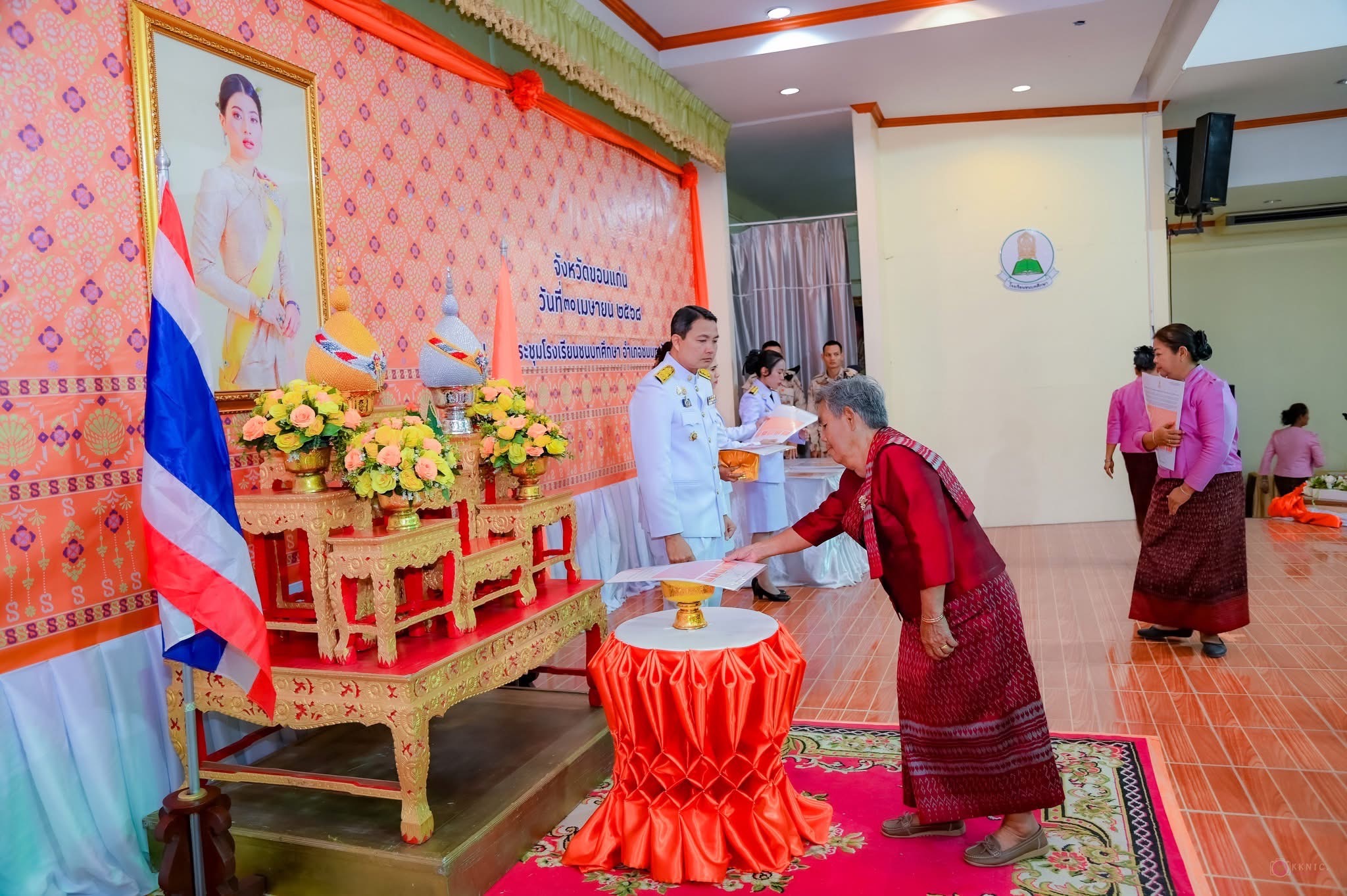 พช.ขอนแก่น : อำเภอชนบท จัดพิธีมอบลายผ้าพระราชทาน “ลายสิริราชพัสตราภรณ์”