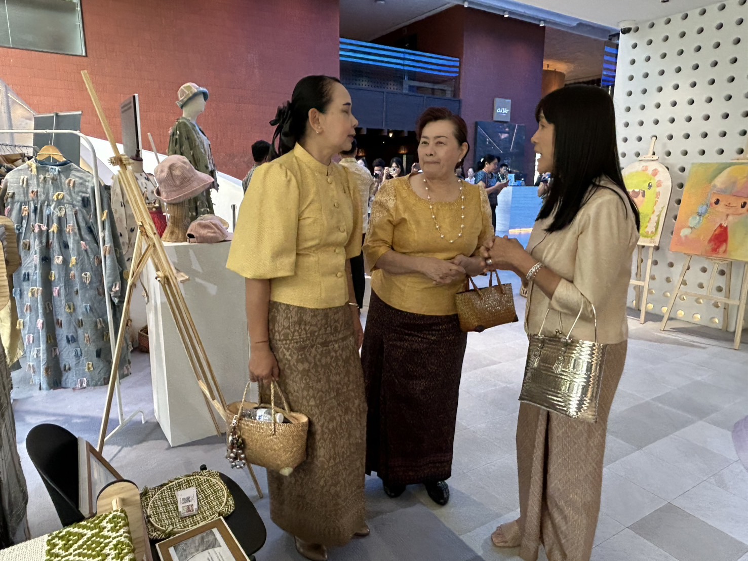 พช.ขอนแก่น : ร่วมงาน “Khonkaen Premium GI” ตอนที่ 2 ไหมมัดหมี่ GI ขอนแก่น ณ Glowfish Khon Kaen ชั้น G Khon Kaen Innovation Centre