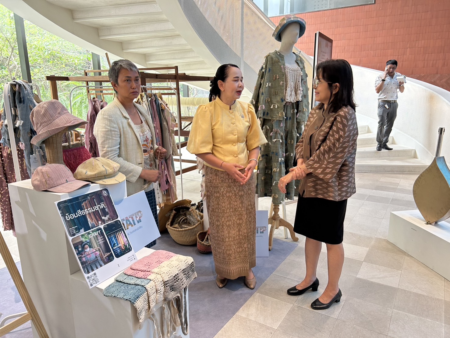 พช.ขอนแก่น : ร่วมงาน “Khonkaen Premium GI” ตอนที่ 2 ไหมมัดหมี่ GI ขอนแก่น ณ Glowfish Khon Kaen ชั้น G Khon Kaen Innovation Centre