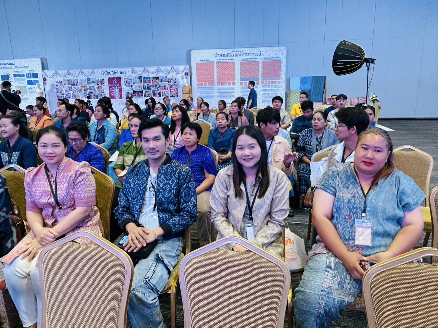 พช.ขอนแก่น : ร่วมโครงการยกระดับการพัฒนาผลิตภัณฑ์ภูมิปัญญาผ้าไทยและงานหัตถกรรม กิจกรรมการ Coaching ผ้าลายพระราชทานและงานหัตถกรรม ประจำปี 2568 จุดดำเนินการที่ 3 อุดรธานี